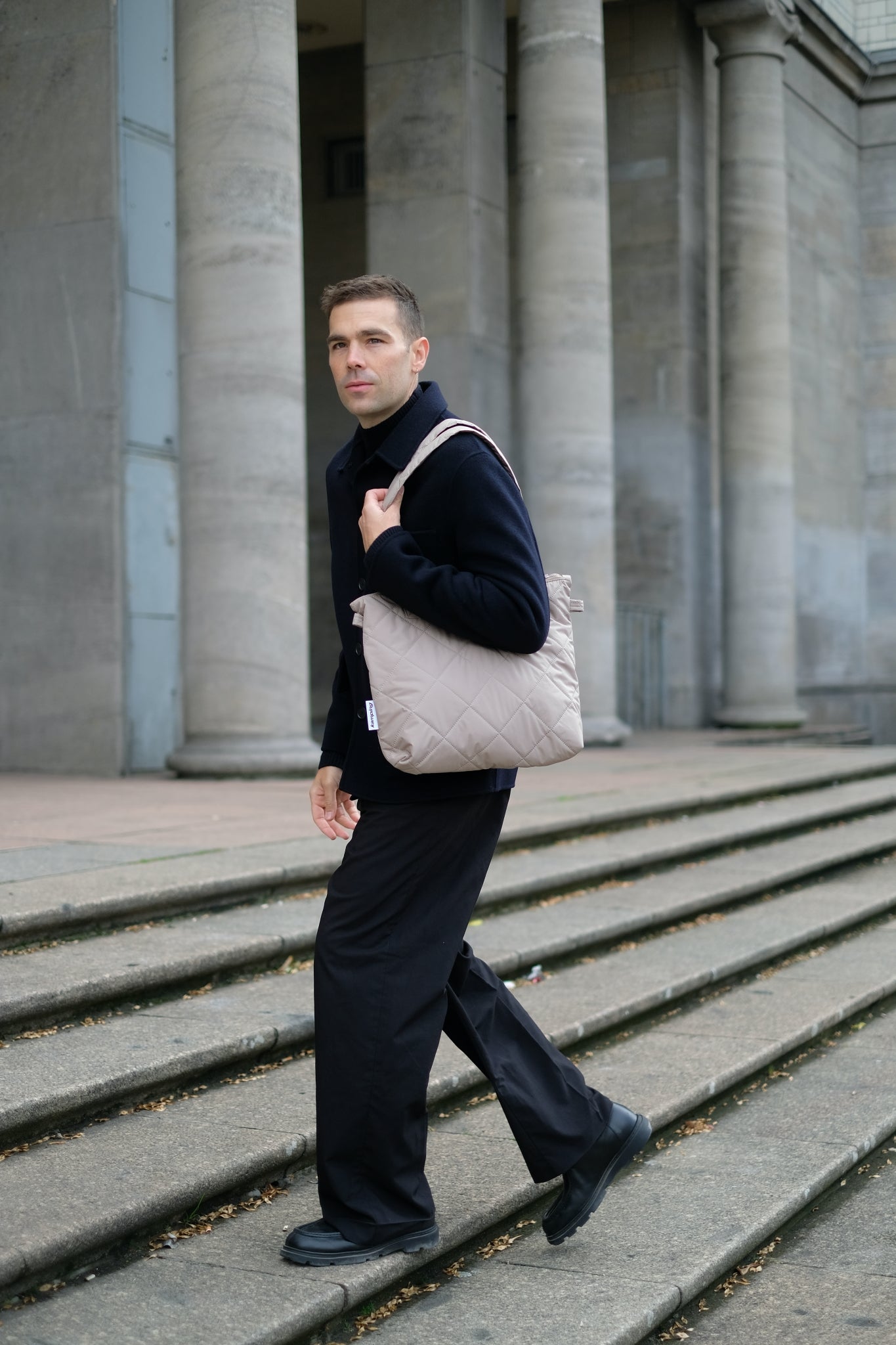 Kamping Studios Everyday-Stepptasche, beige, am Model 2