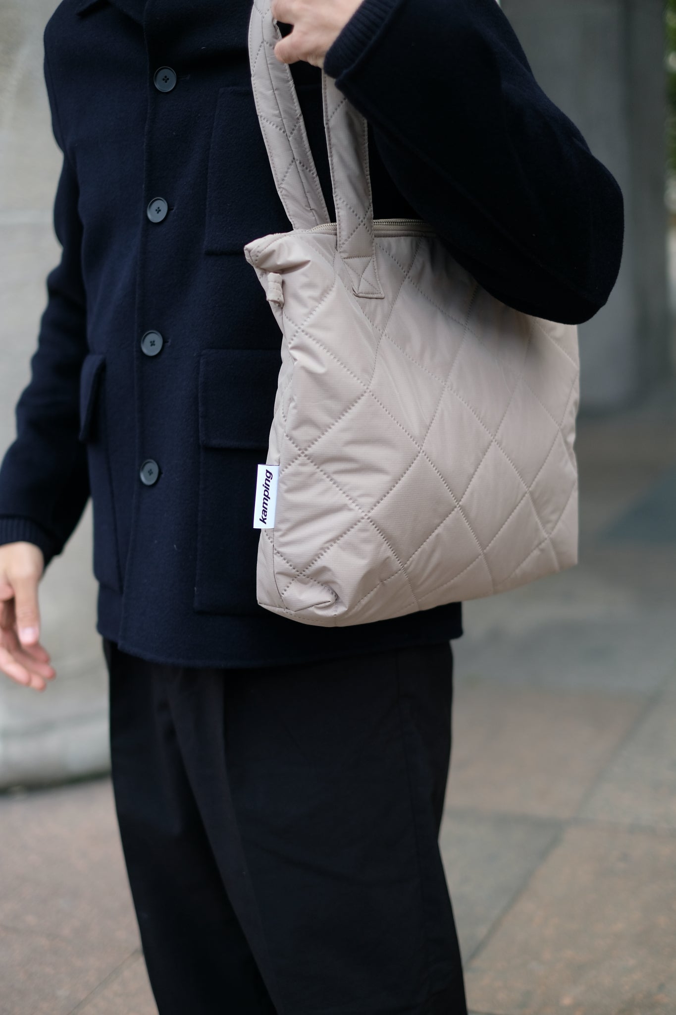 Kamping Studios Everyday-Stepptasche, beige, am Model, Detail