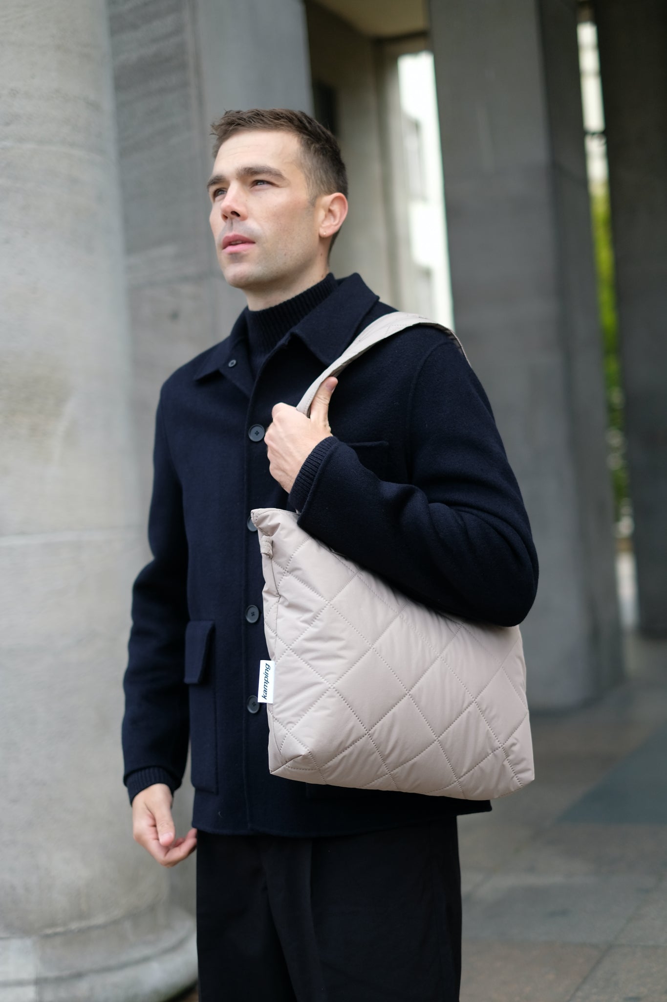 Kamping Studios Everyday-Stepptasche, beige, am Model 3
