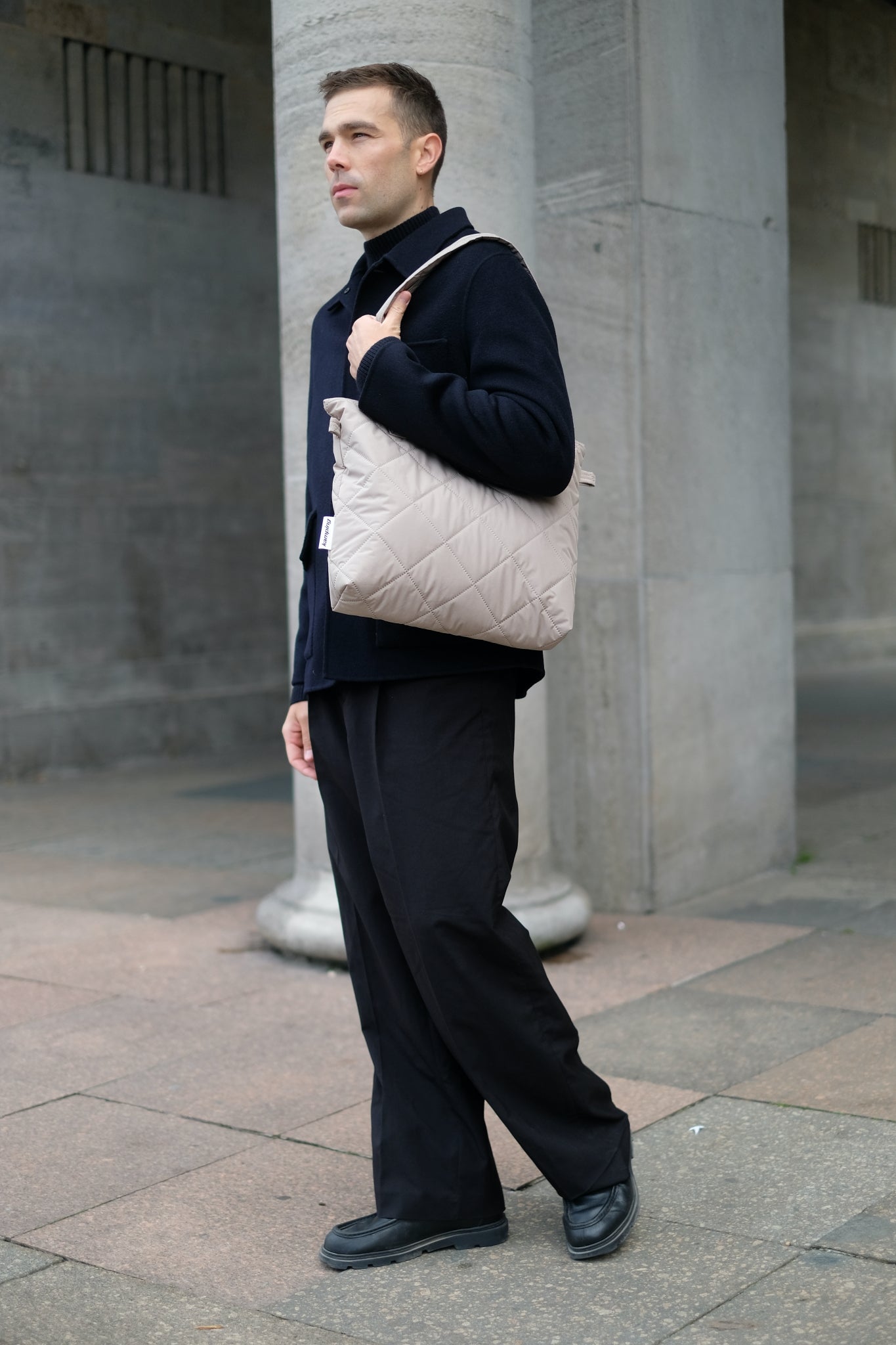 Kamping Studios Everyday-Stepptasche, beige, am Model 4