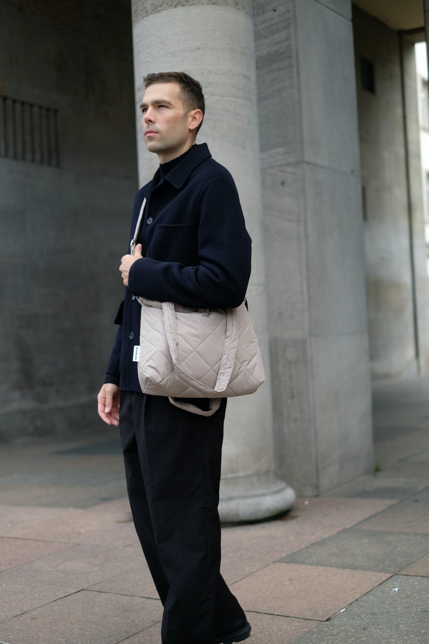 Kamping Studios Everyday-Stepptasche, beige, am Model mit Schultergurt