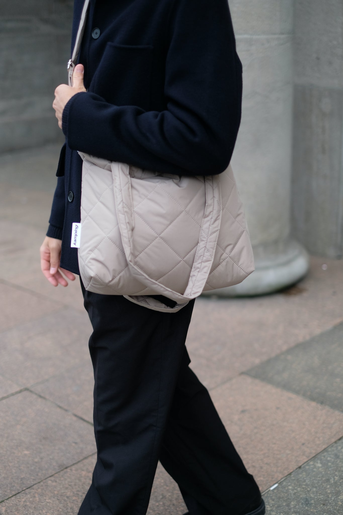 Kamping Studios Everyday-Stepptasche, beige, am Model mit Schultergurt, Detail