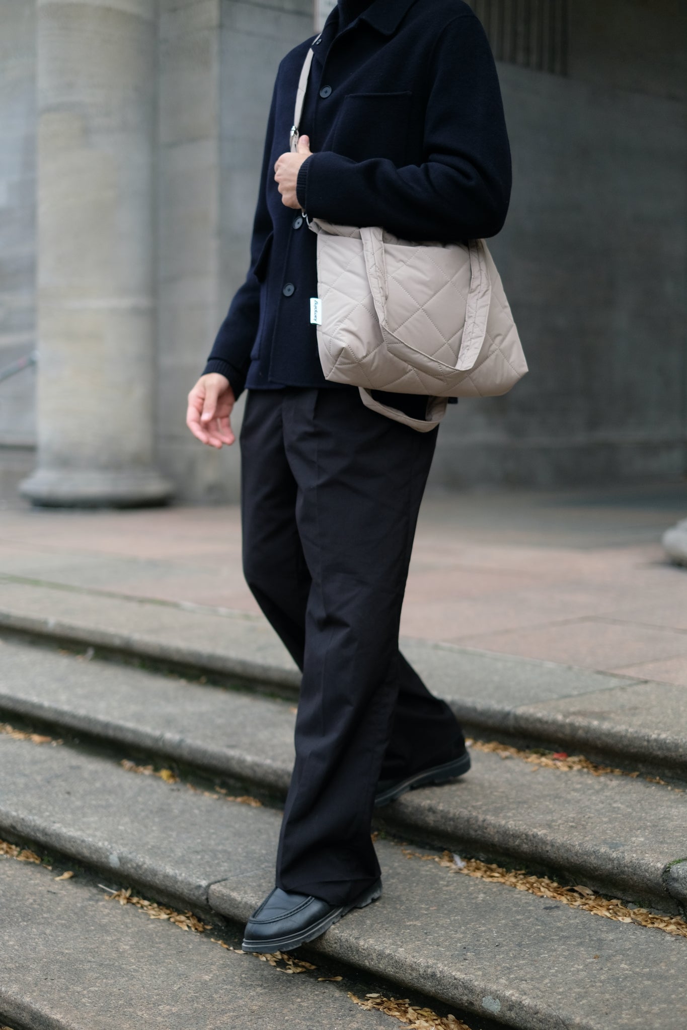 Kamping Studios Everyday-Stepptasche, beige, am Model mit Schultergurt 2