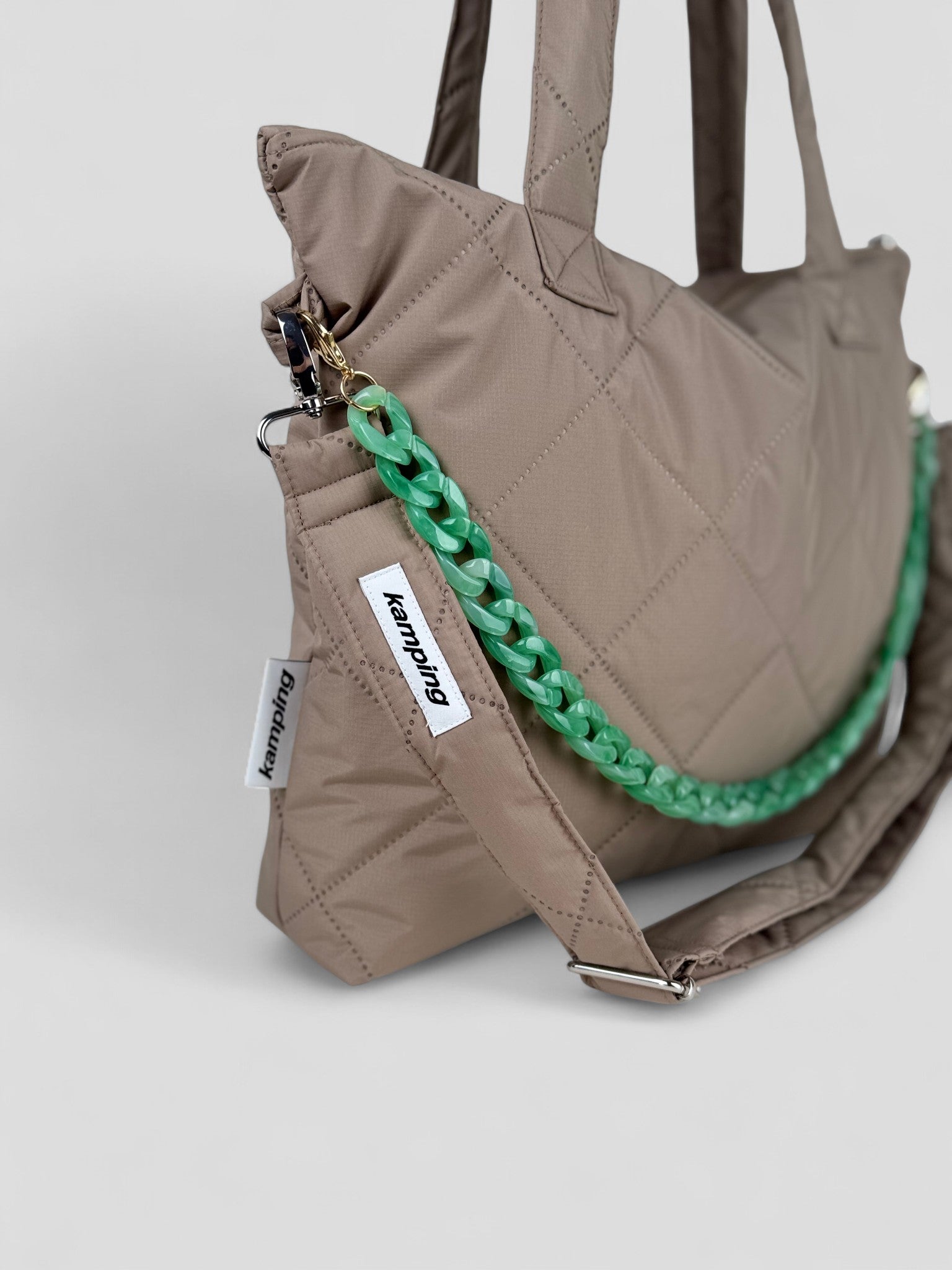 Kamping Studios Everyday-Stepptasche, beige, Produktfoto mit Schultergurt und gruener Kette, Detail
