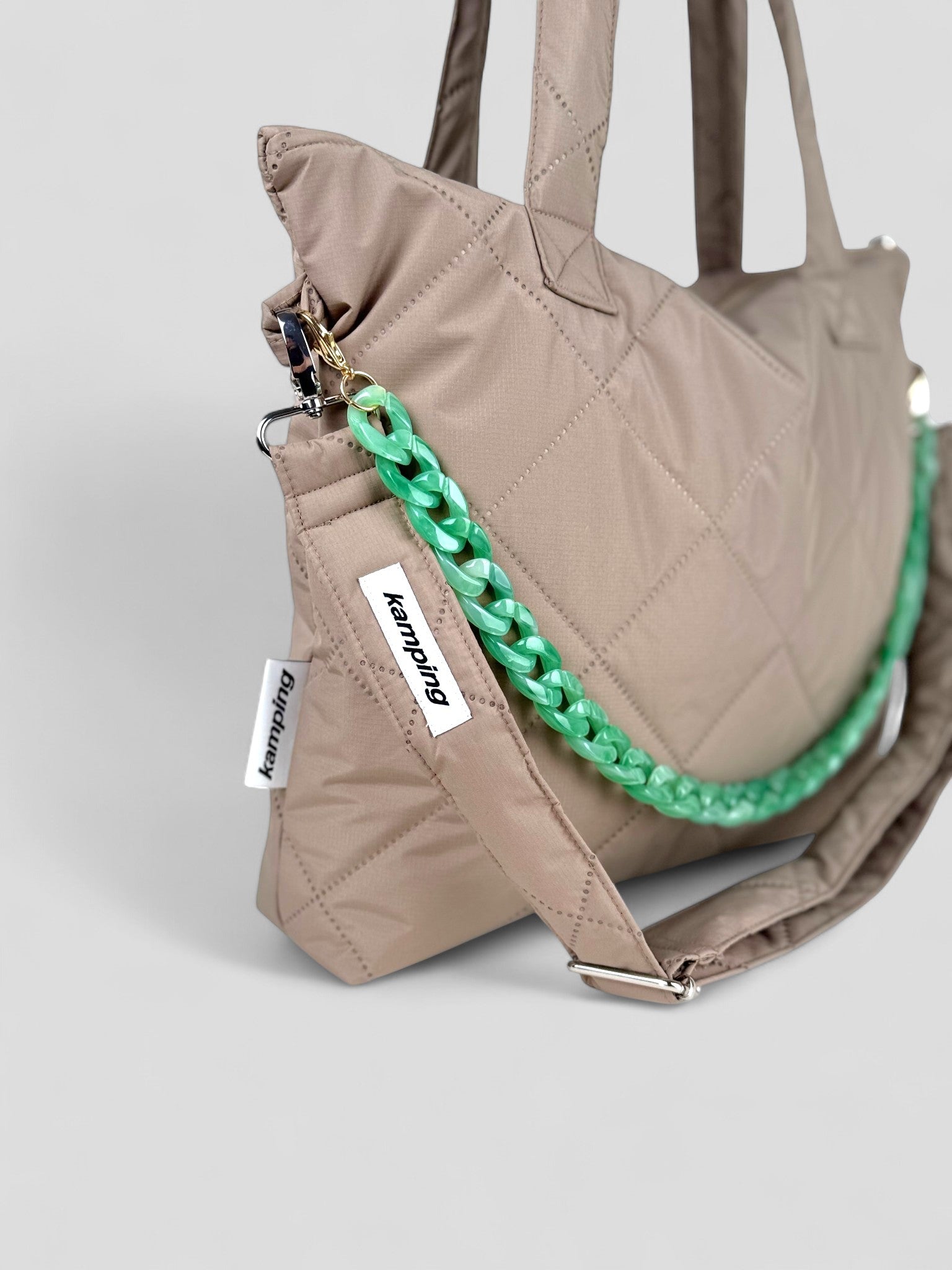 Kamping Studios Everyday-Stepptasche, beige, Produktfoto, Vorderansicht mit Gurt, Detailsfoto