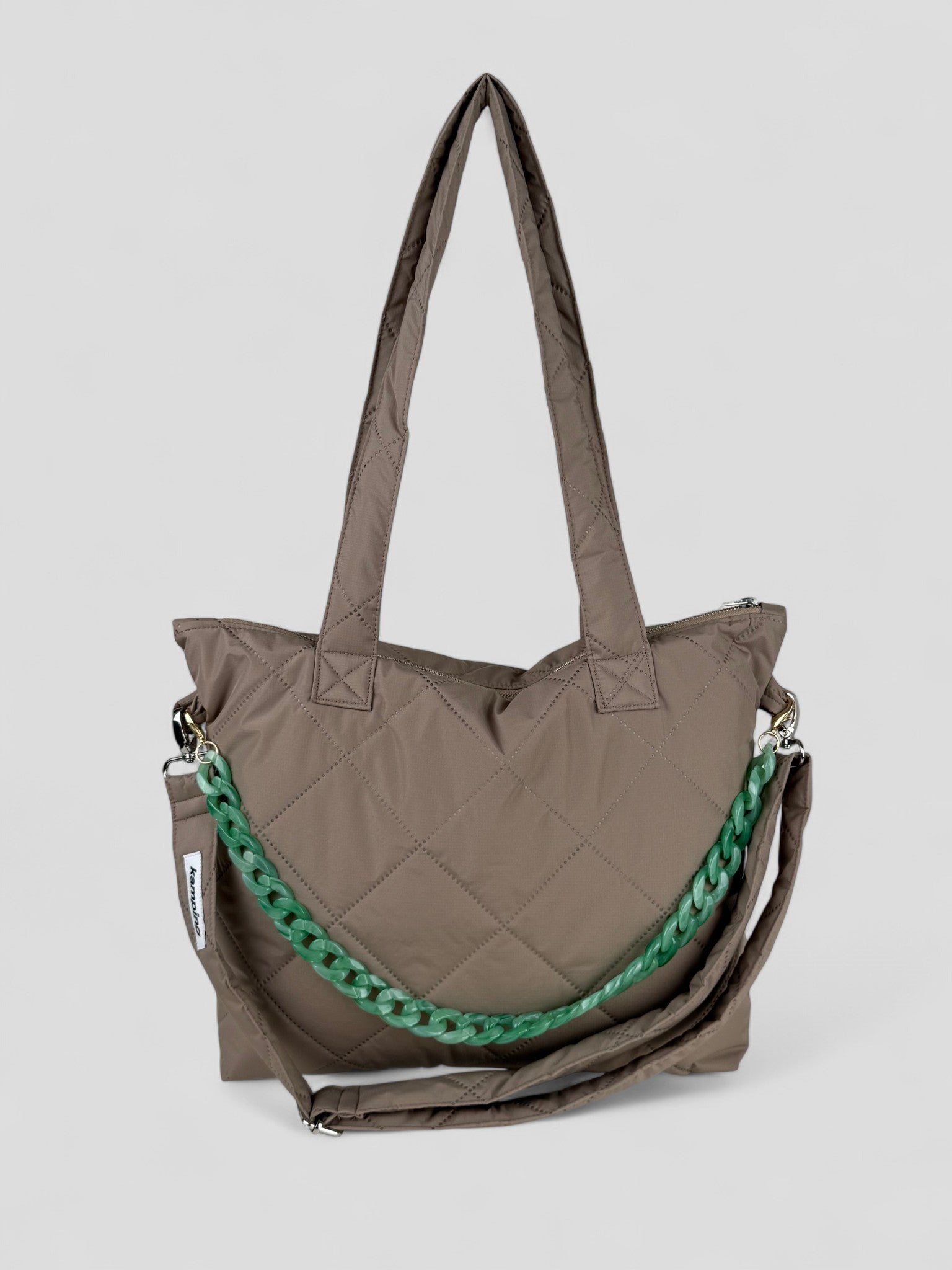 Kamping Studios Everyday-Stepptasche, beige, Produktfoto mit Schultergurt und gruener Kette