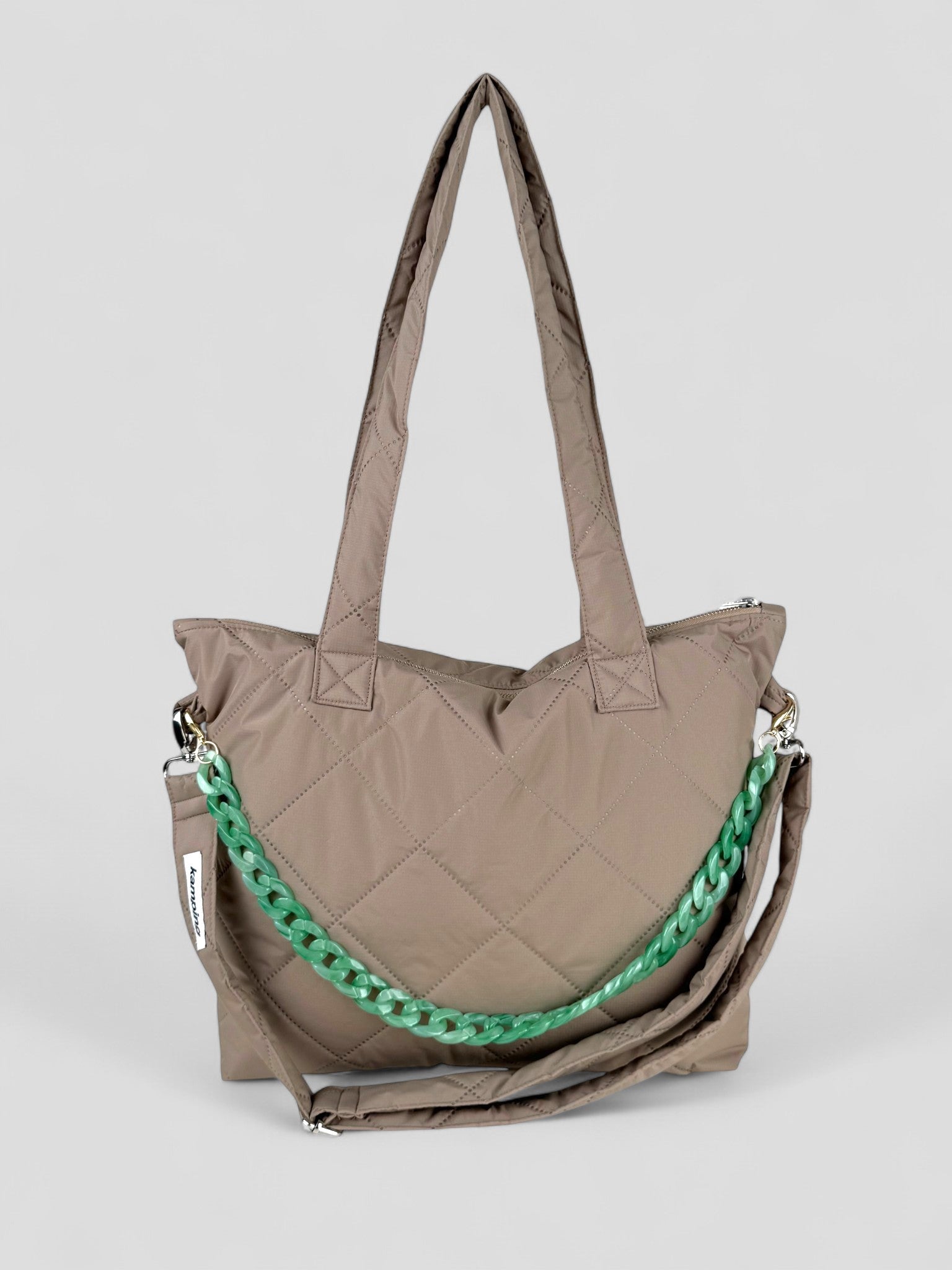 Kamping Studios Everyday-Stepptasche, beige, Produktfoto, Vorderansicht mit Gurt und gruener Kette