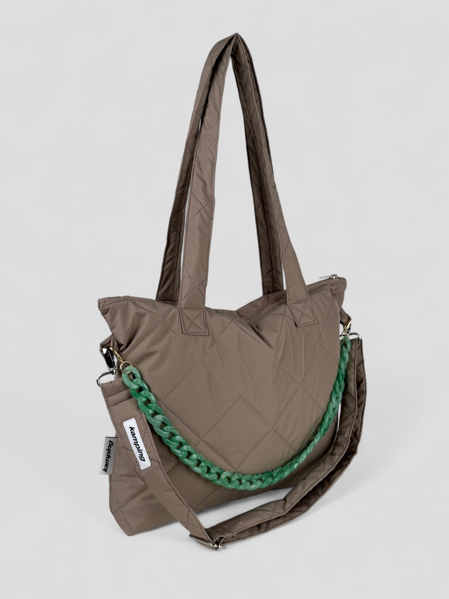Kamping Studios Everyday-Stepptasche, beige, Produktfoto mit Schultergurt und gruener Kette, Seitenansicht