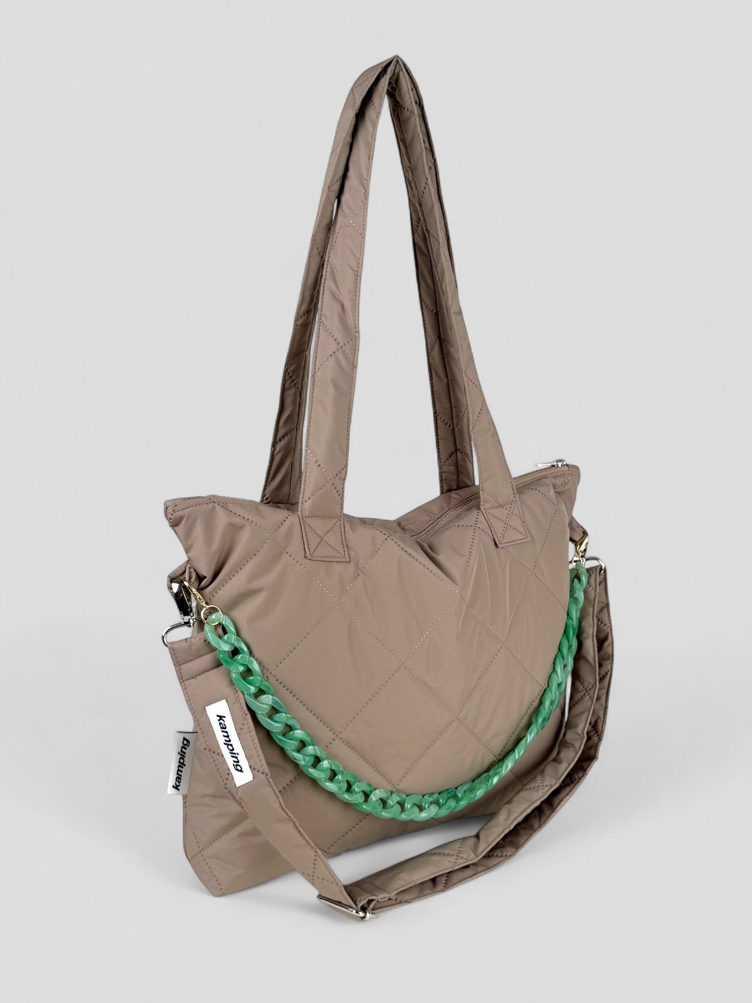 Kamping Studios Everyday-Stepptasche, beige, Produktfoto, Seitenansicht mit Gurt und gruener Kette