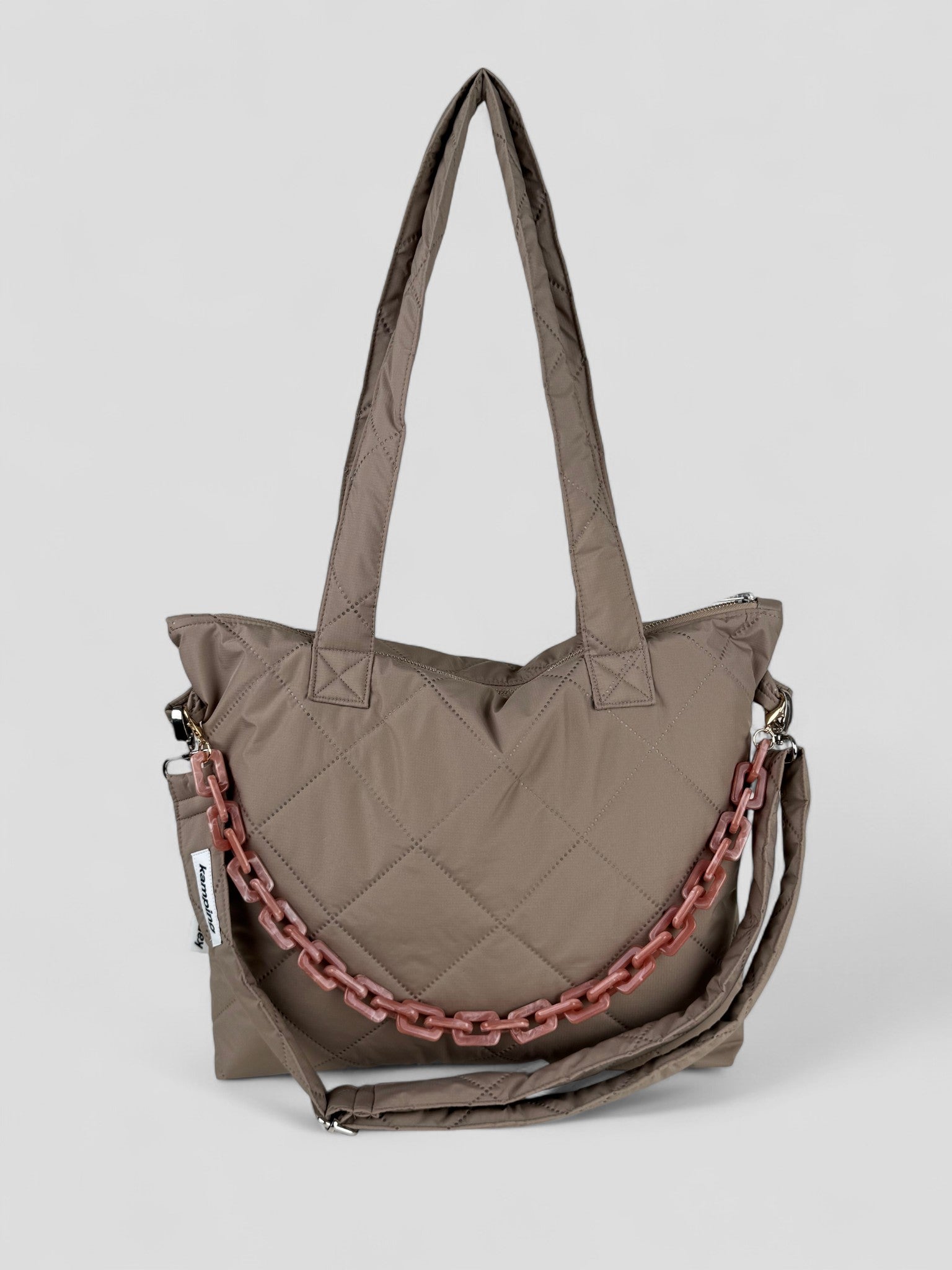 Kamping Studios Everyday-Stepptasche, beige, Produktfoto mit Schultergurt und rose Kette