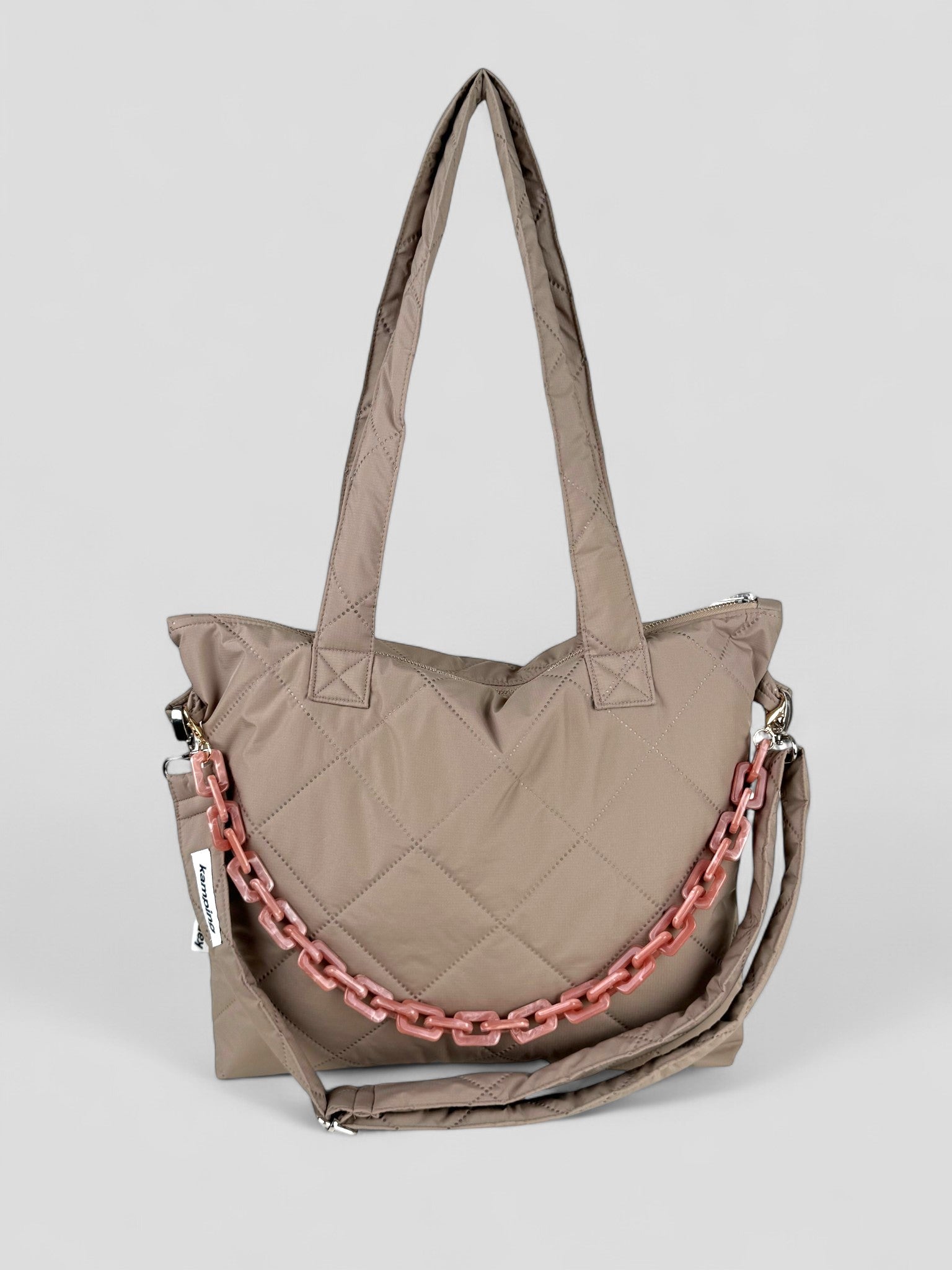Kamping Studios Everyday-Stepptasche, beige, Produktfoto, Vorderansicht mit Gurt und rose KEtte