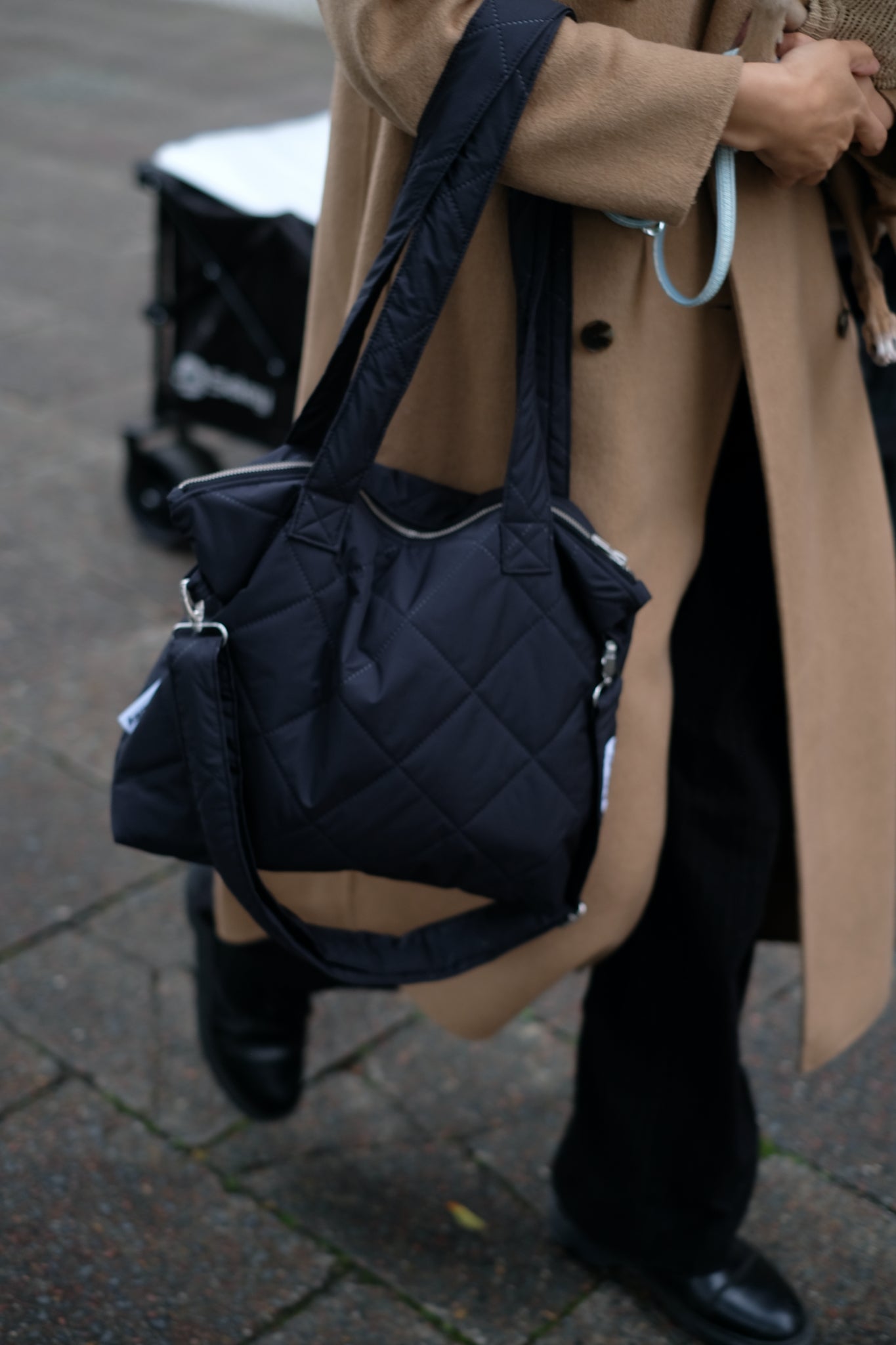 Kamping Studios Everyday-Stepptasche, Schwarz mit Schultergurt, am Model, Detail