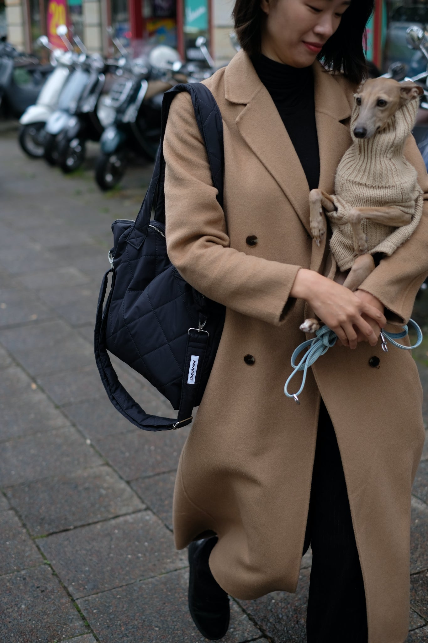 Kamping Studios Everyday-Stepptasche, Schwarz mit Schultergurt, am Model 5
