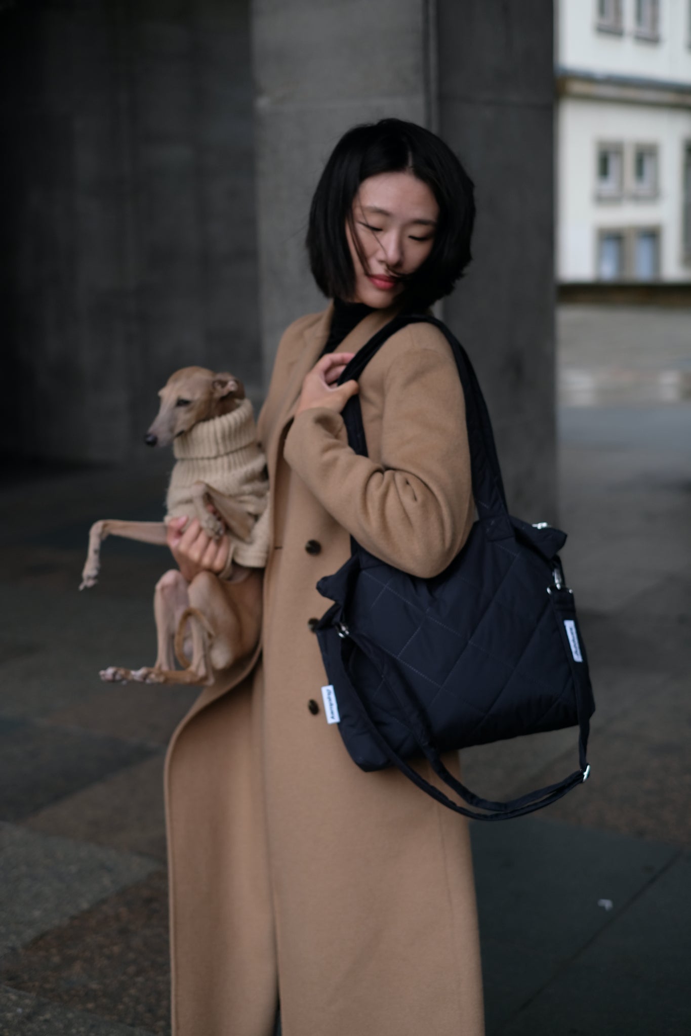 Kamping Studios Everyday-Stepptasche, Schwarz mit Schultergurt, am Model  1