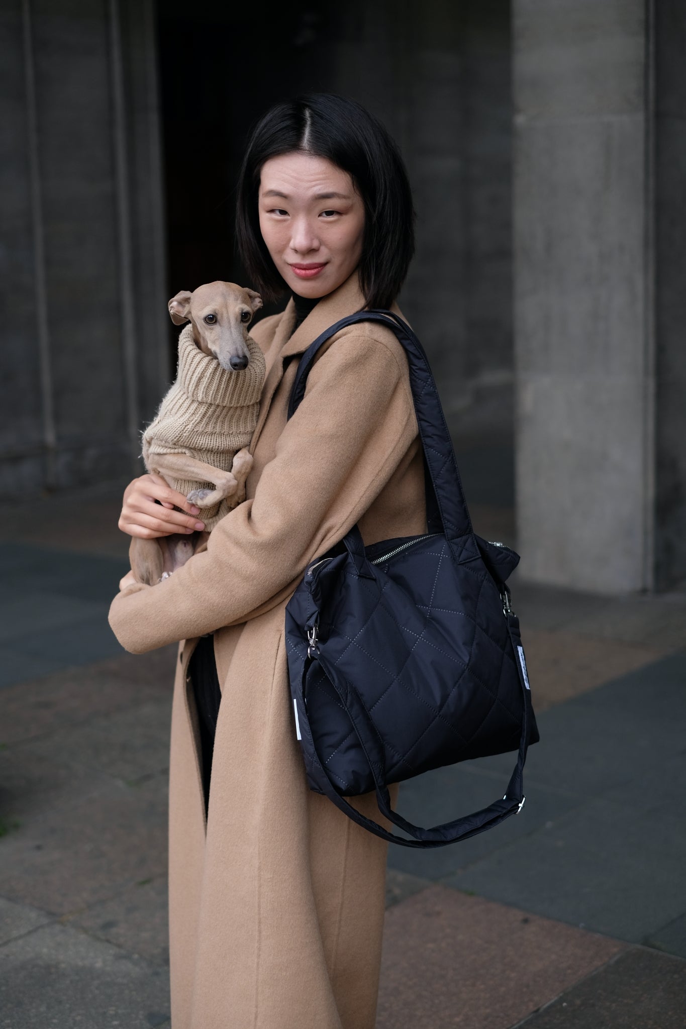 Kamping Studios Everyday-Stepptasche, Schwarz mit Schultergurt, am Model 2