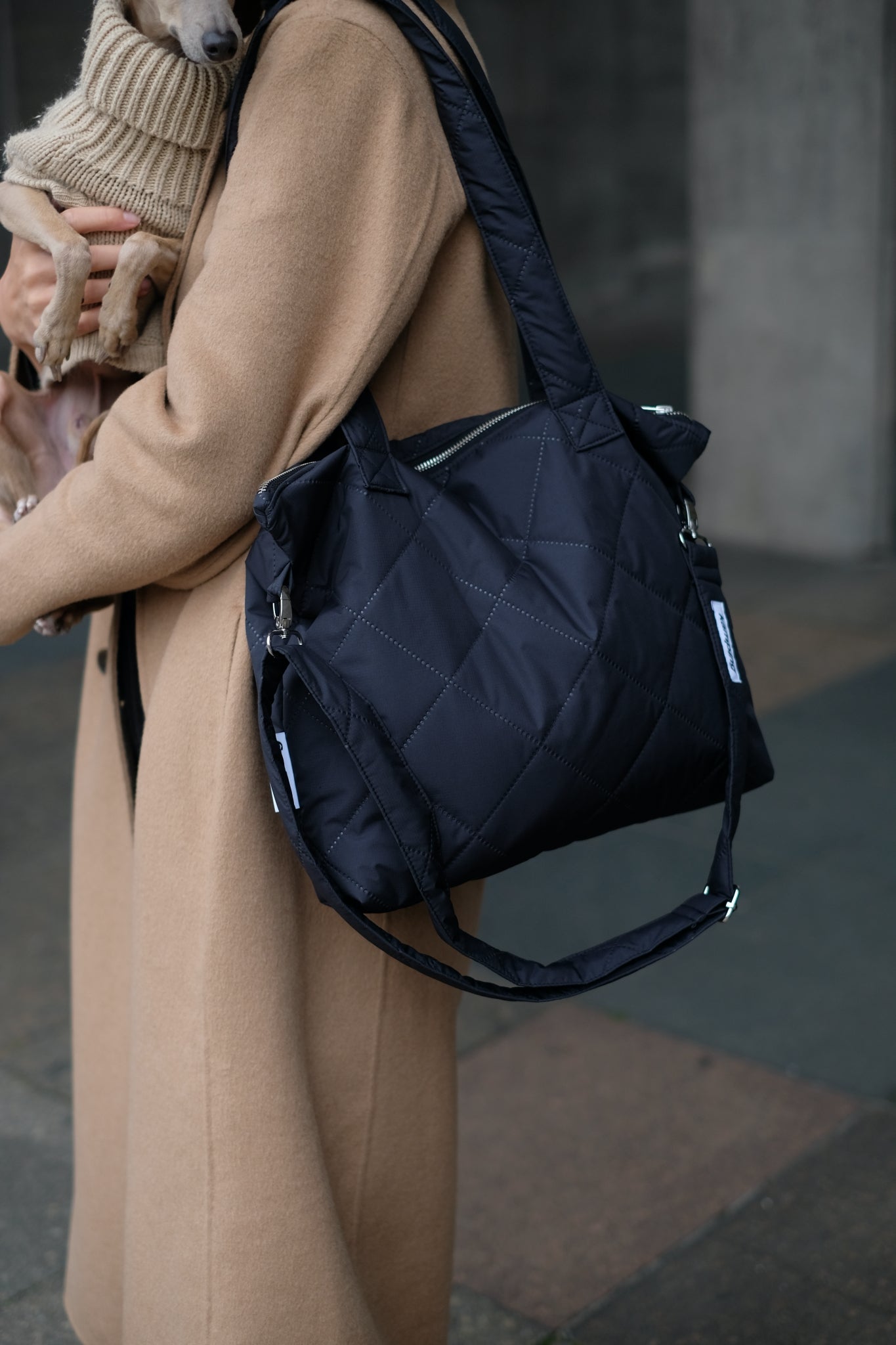 Kamping Studios Everyday-Stepptasche, Schwarz mit Schultergurt, am Model, Detail 2