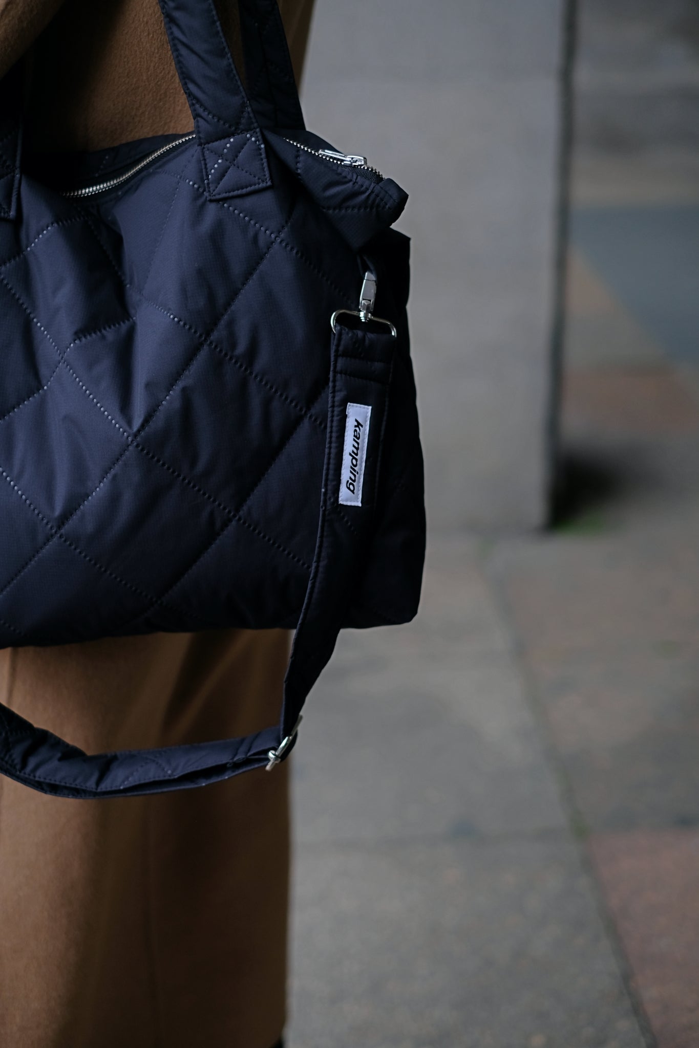Kamping Studios Everyday-Stepptasche, Schwarz mit Schultergurt, am Model, Detail 3