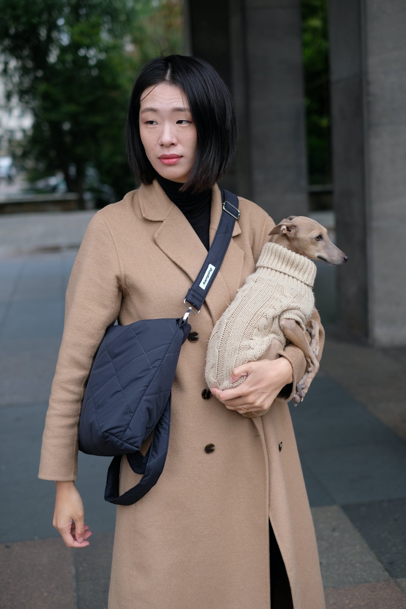 Kamping Studios Everyday-Stepptasche, Schwarz mit Schultergurt, am Model 4