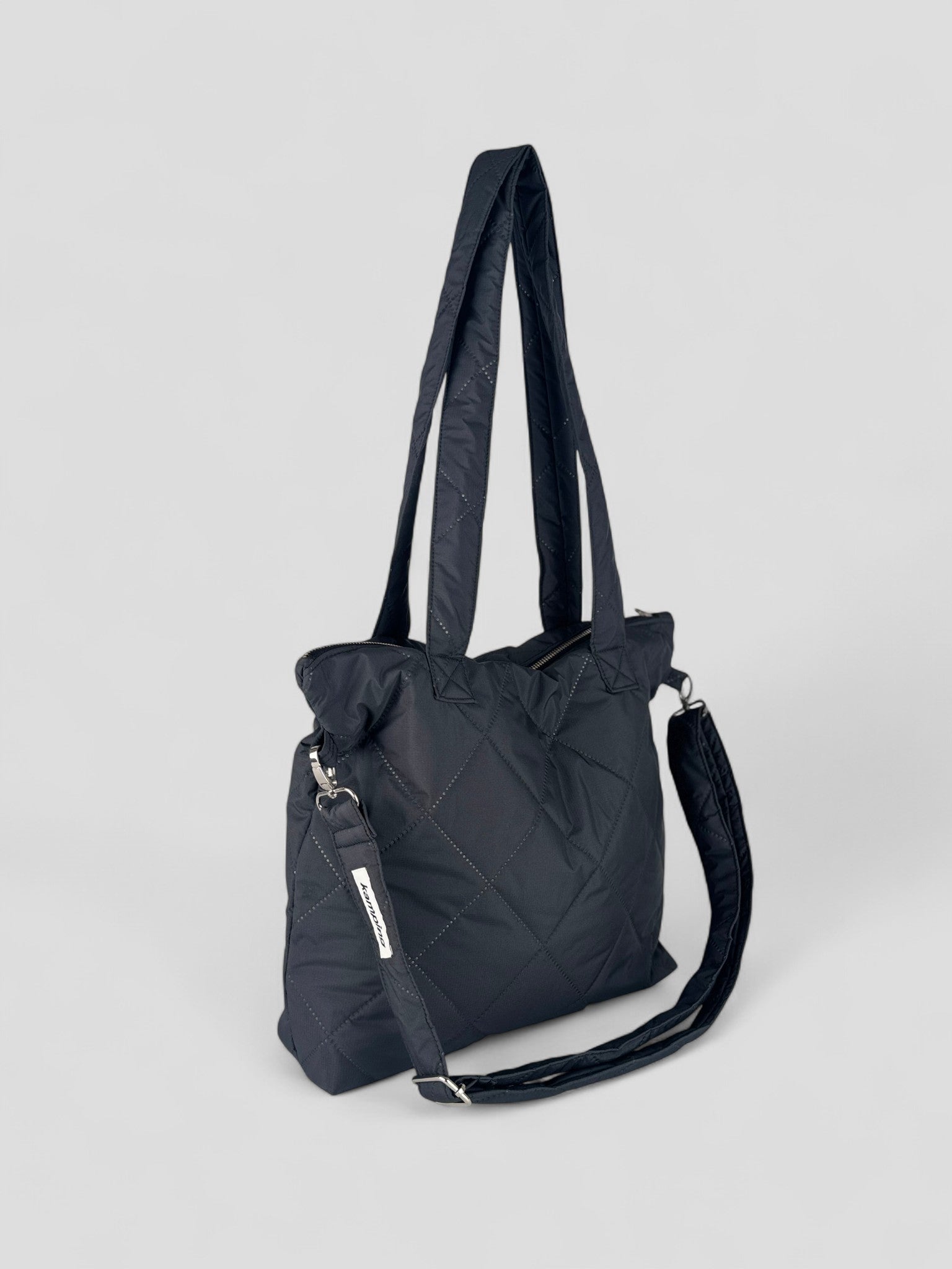 Kamping Studios Everyday-Stepptasche, Schwarz mit Schultergurt, Produktfoto, Seitenansicht