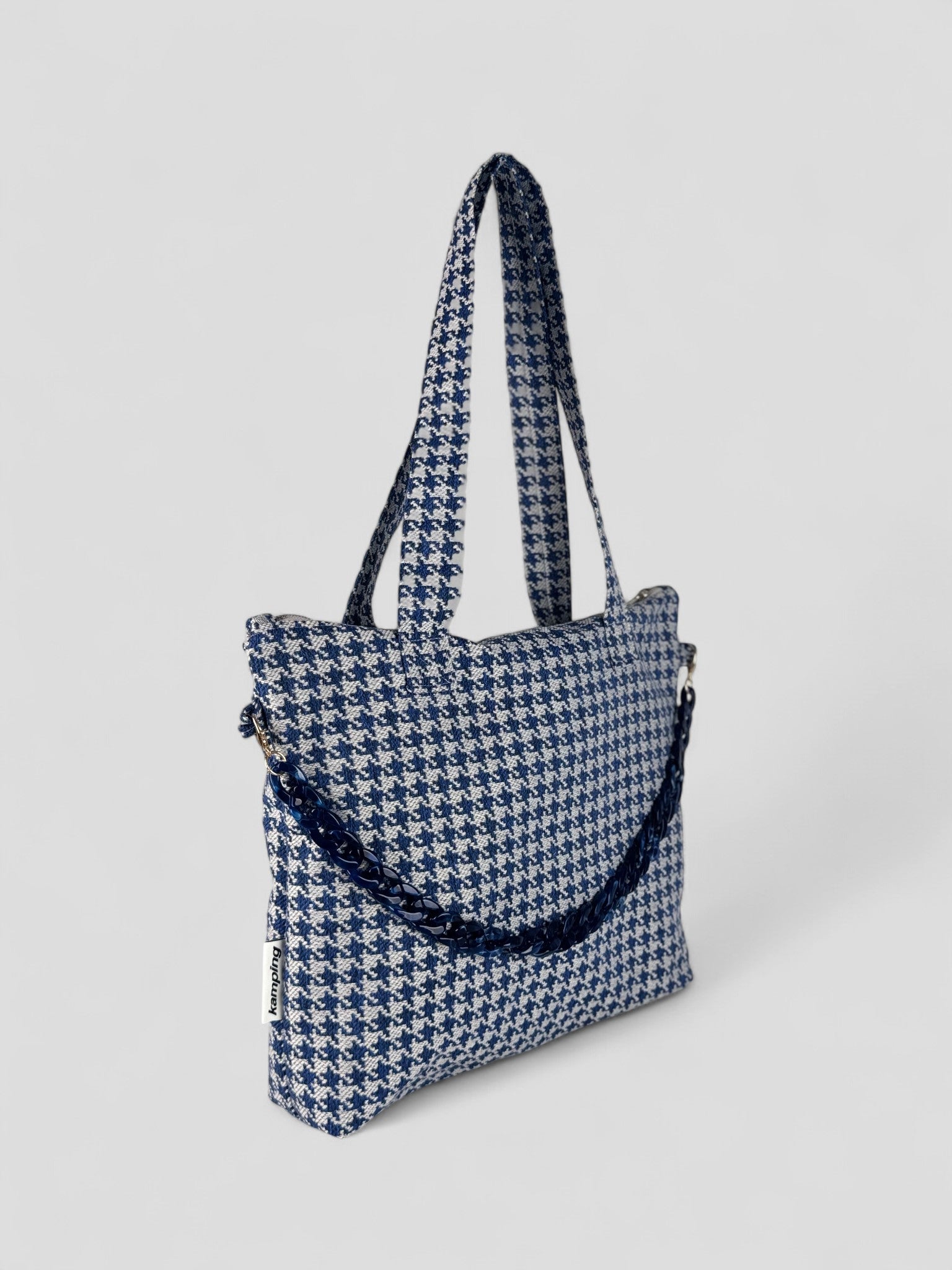 Kamping Studios Everyday Handtasche mit blau-kariert, Produktfoto, Seitenansicht mit Kette