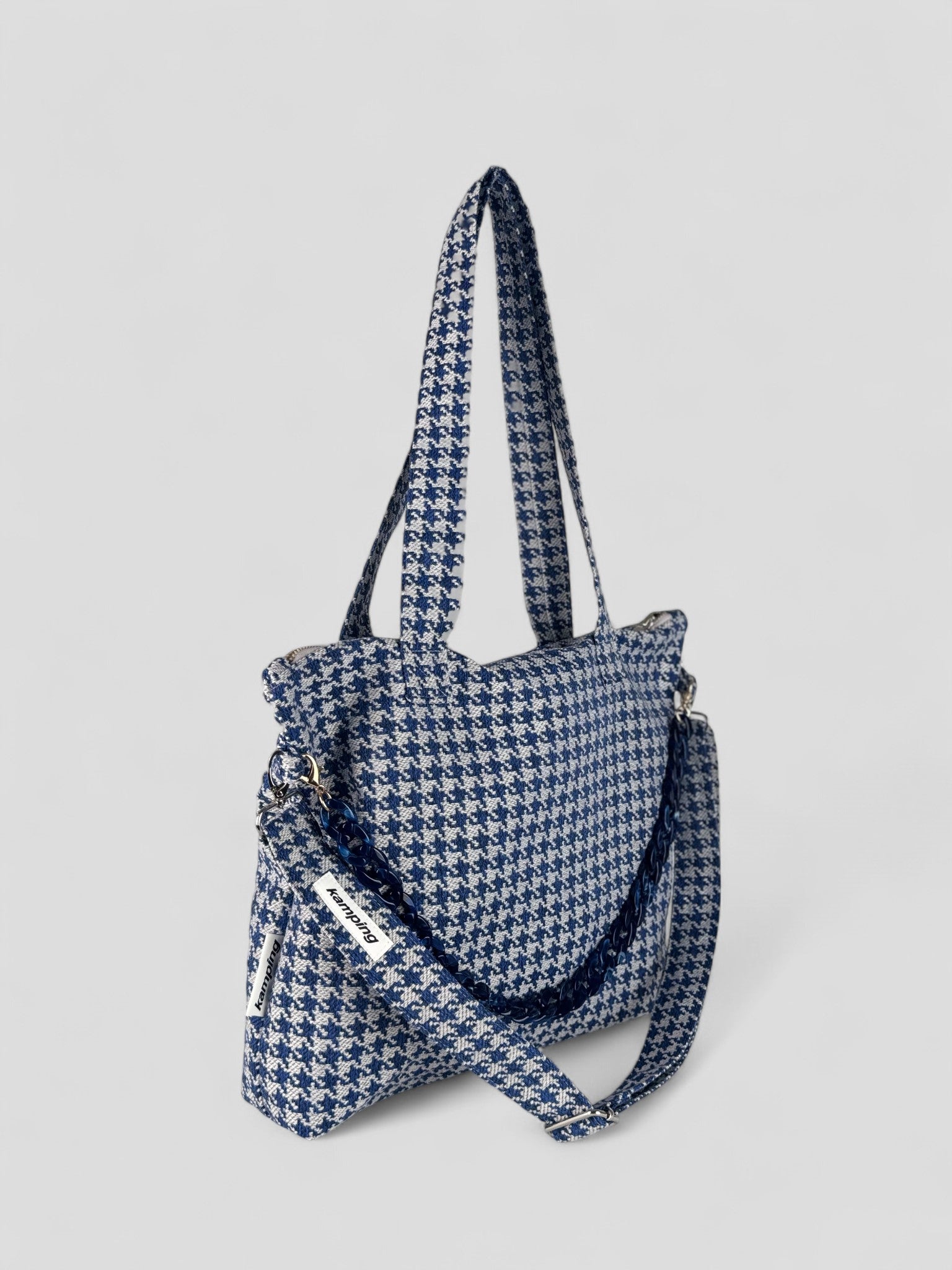 Kamping Studios Everyday Handtasche mit blau-kariert, Produktfoto, Seitenansicht mit Schultergurt und Kette