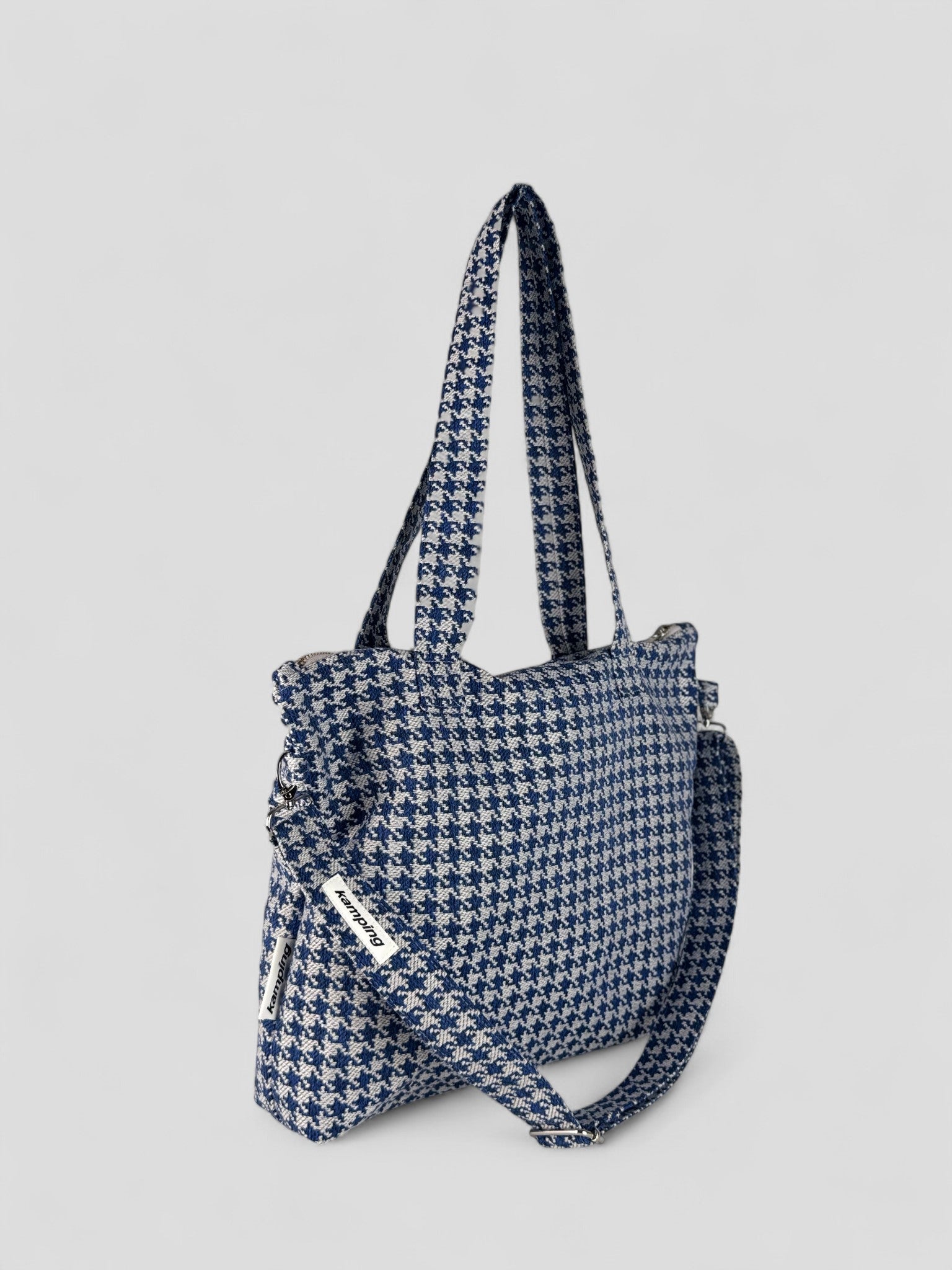 Kamping Studios Everyday Handtasche mit blau-kariert, Produktfoto, Seitenansicht mit Schultergurt