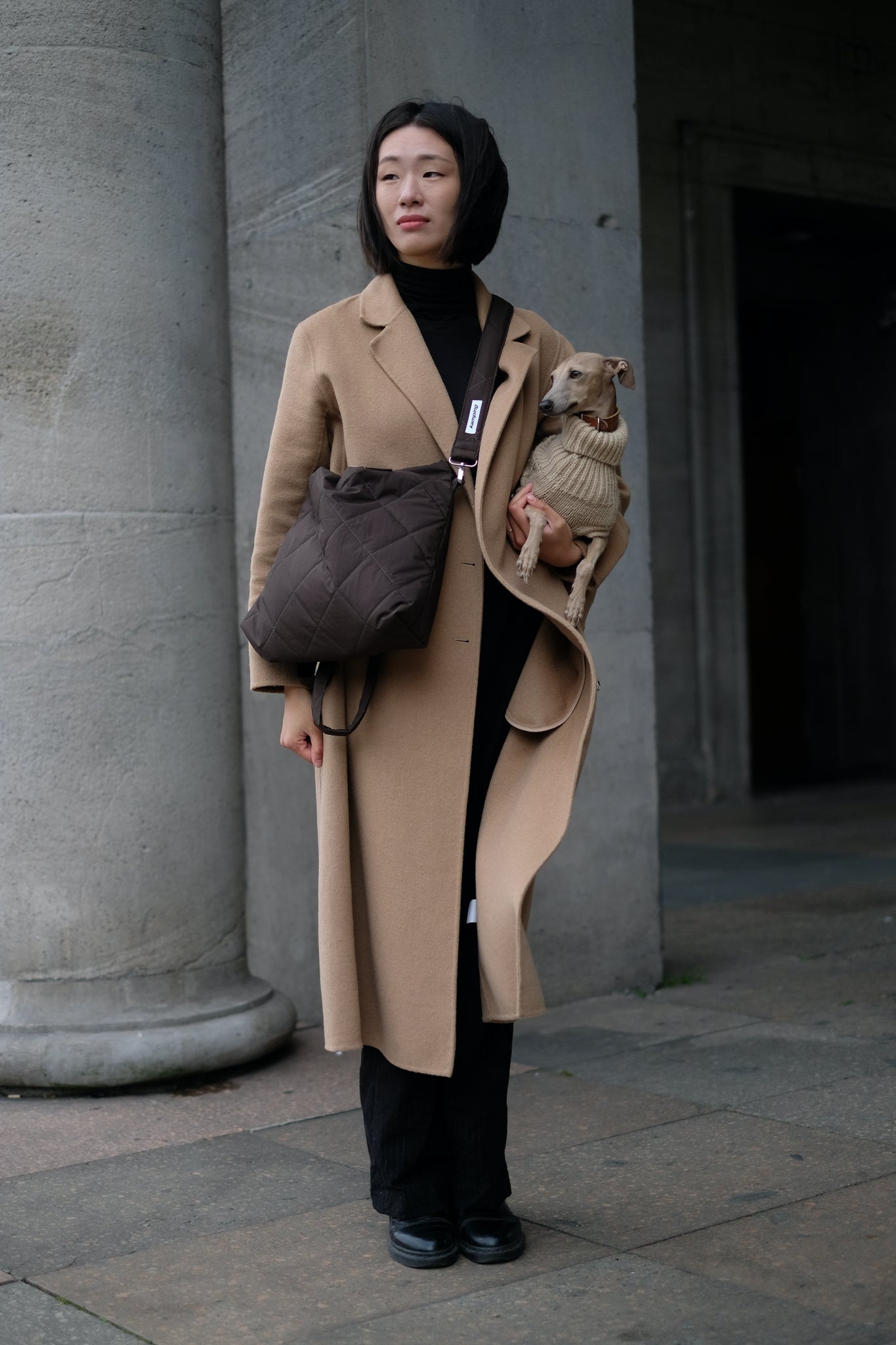 Kamping Studios Everyday-Stepptasche, braun, am Model mit Schultergurt