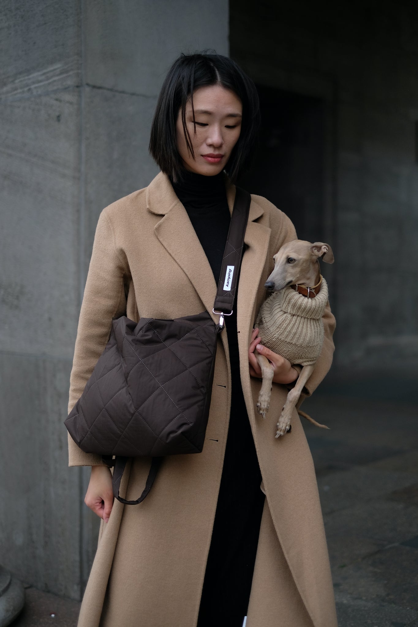 Kamping Studios Everyday-Stepptasche, braun, am Model mit Schultergurt