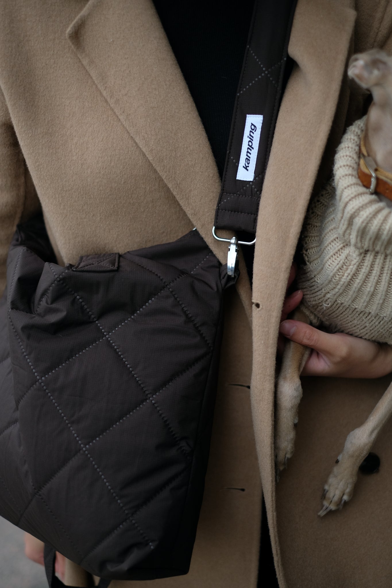Kamping Studios Everyday-Stepptasche, braun, am Model, Detail