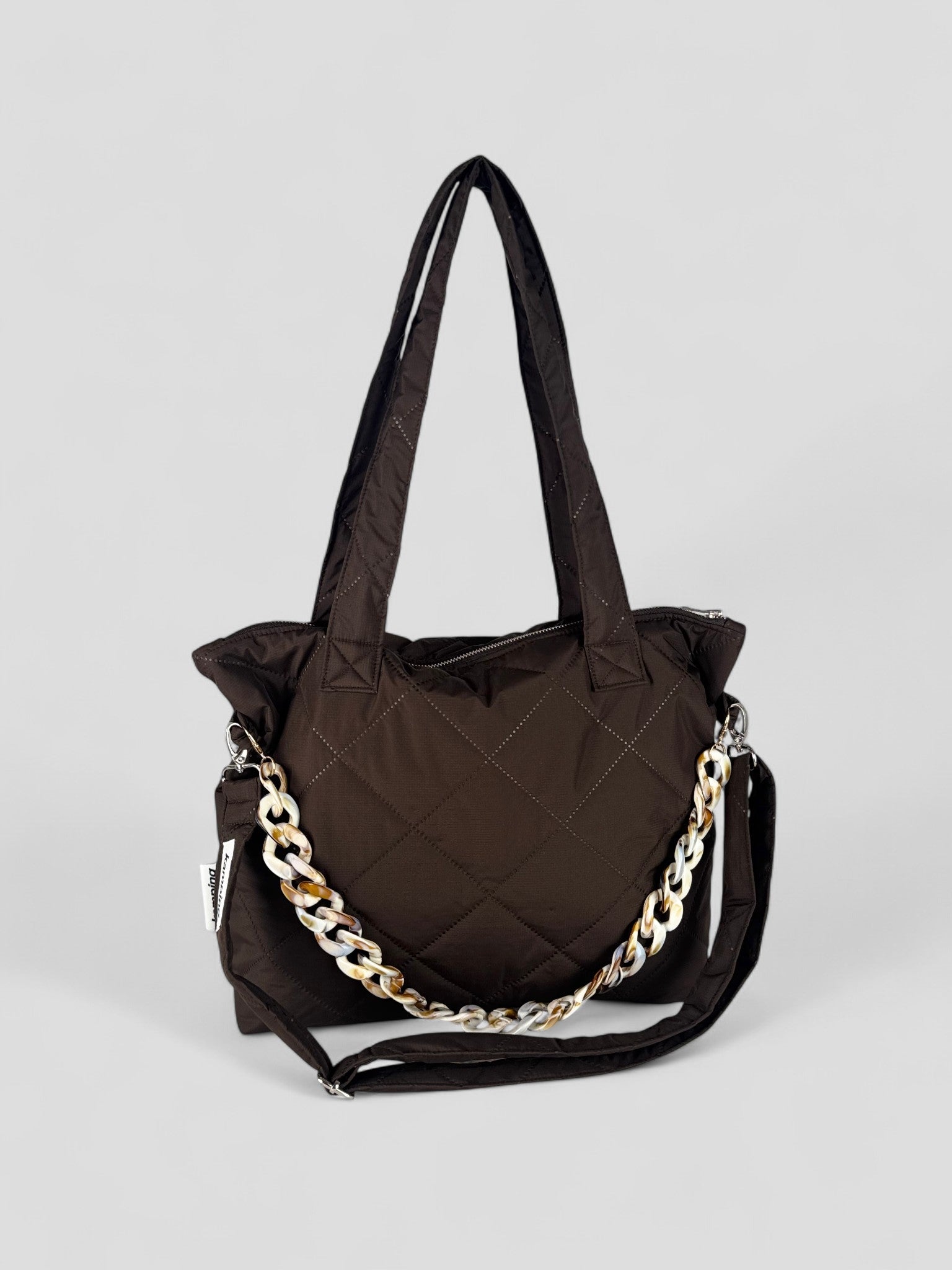 Kamping Studios Everyday-Stepptasche, braun, Produktfoto, Vorderansicht mit Gurt und Kette
