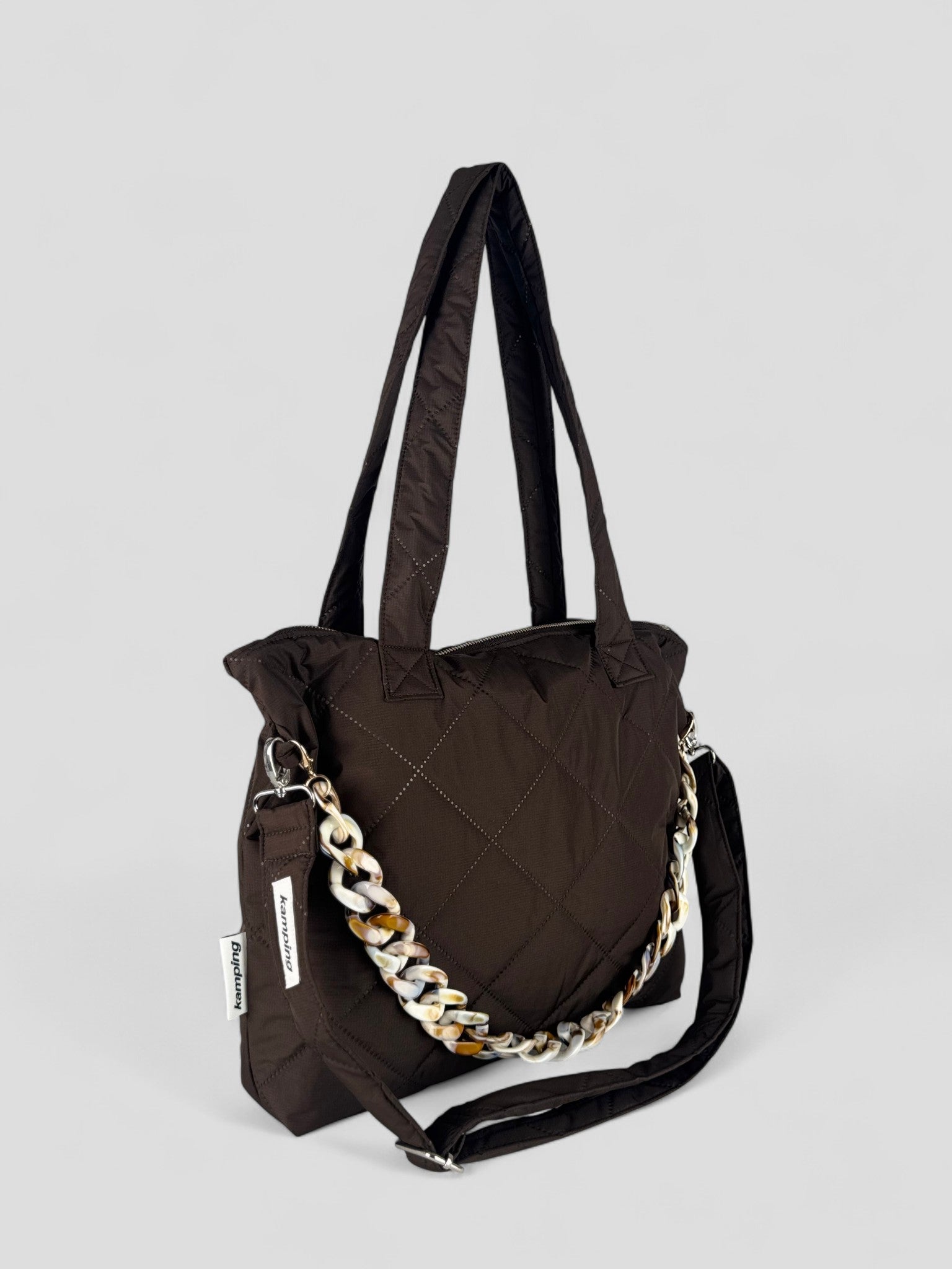 Kamping Studios Everyday-Stepptasche, braun, Produktfoto,Seitenansicht mit Gurt und Kette