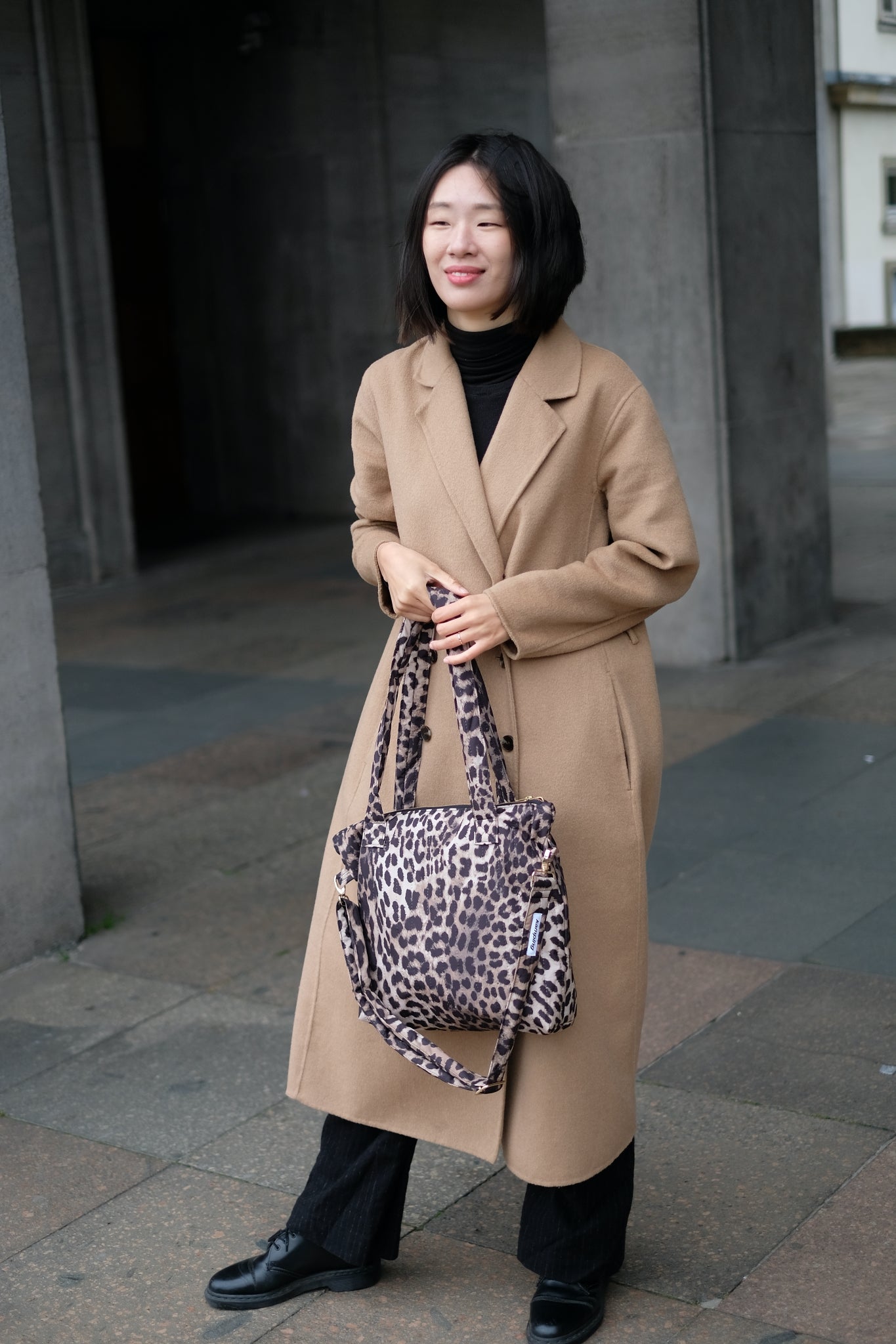 Kamping Studios Everyday-Stepptasche, Leo-Muster mit Schultergurt, am Model