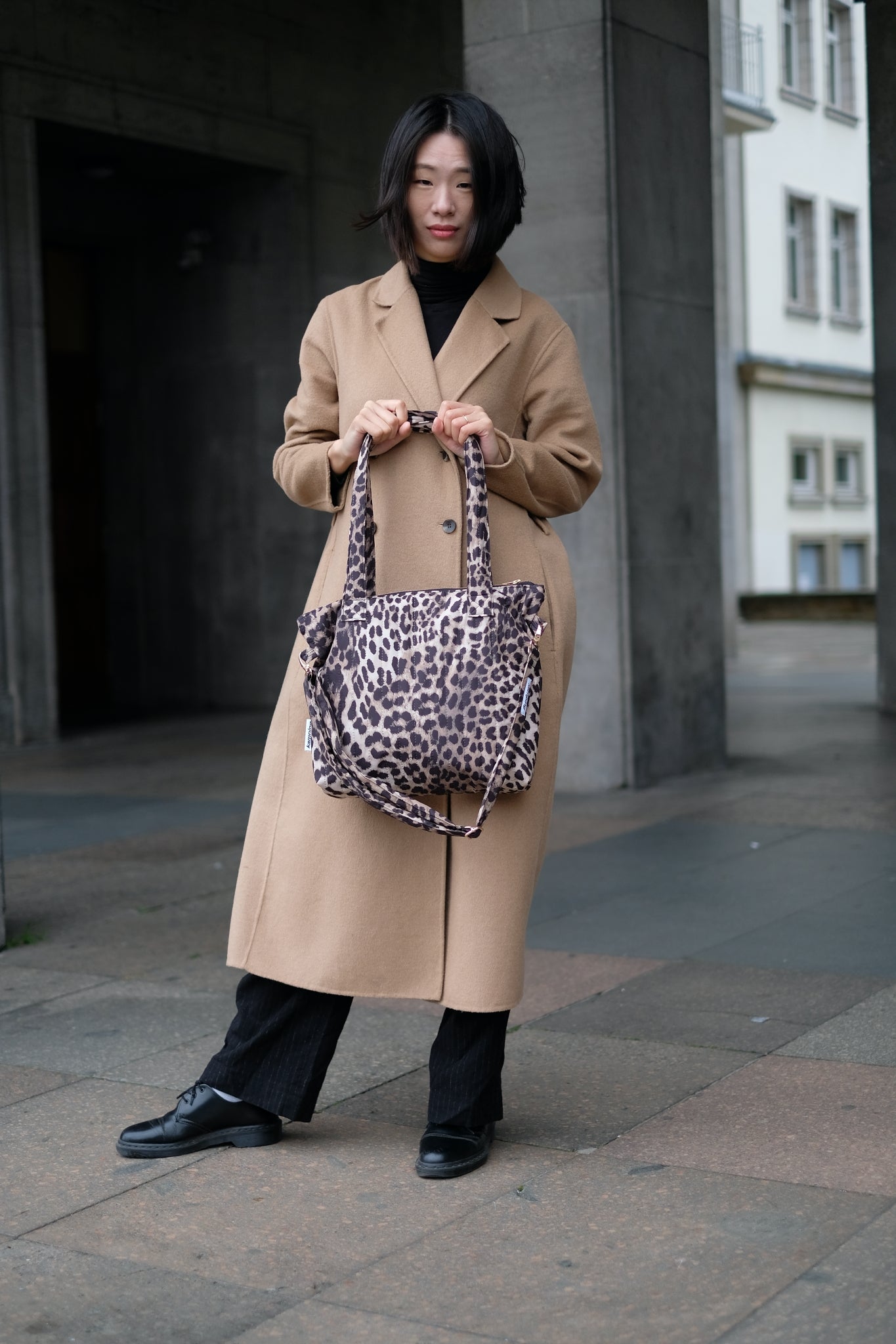 Kamping Studios Everyday-Stepptasche, Leo-Muster mit Schultergurt, am Model 2