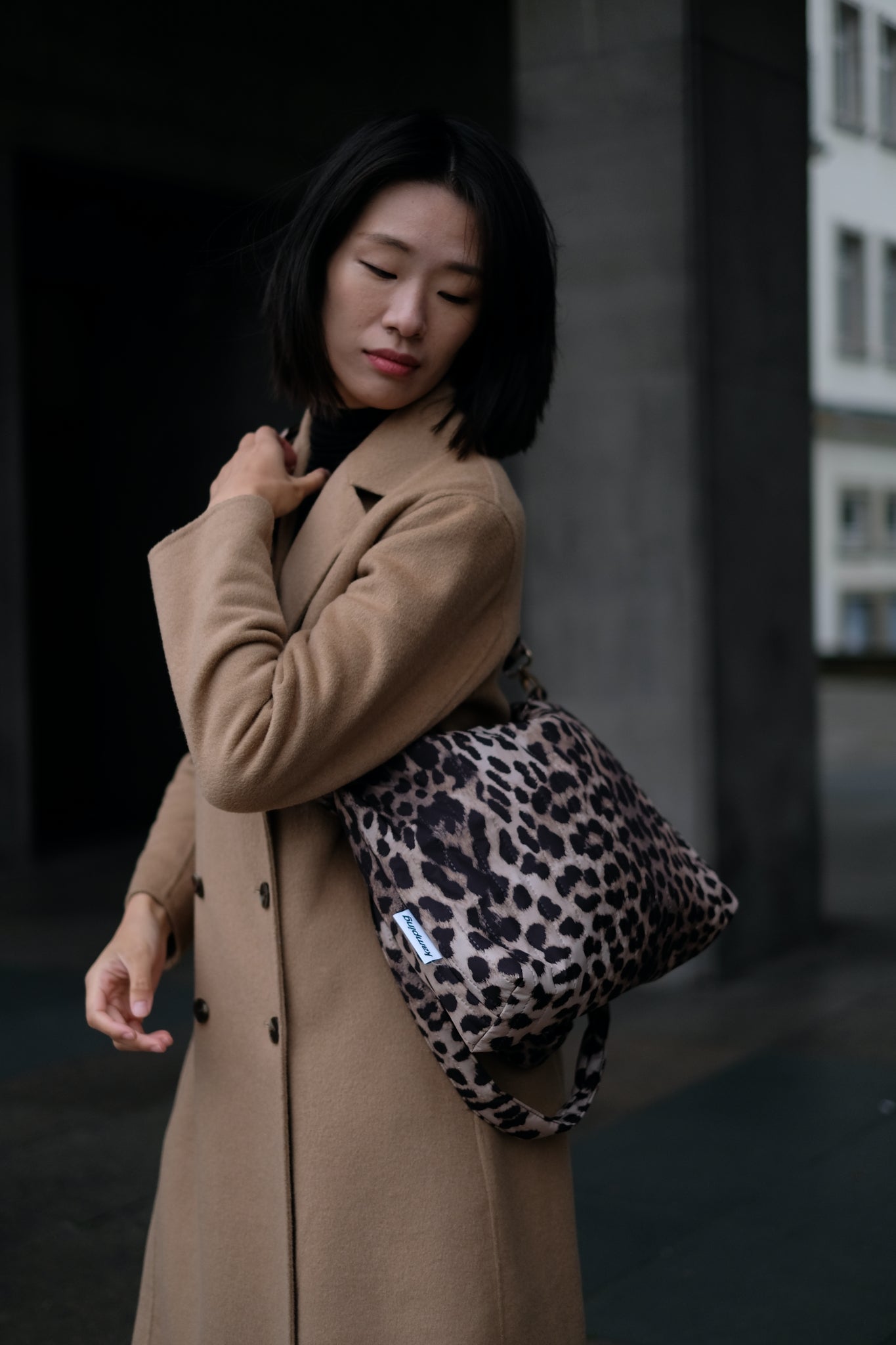 Kamping Studios Everyday-Stepptasche, Leo-Muster mit Schultergurt, am Model 3
