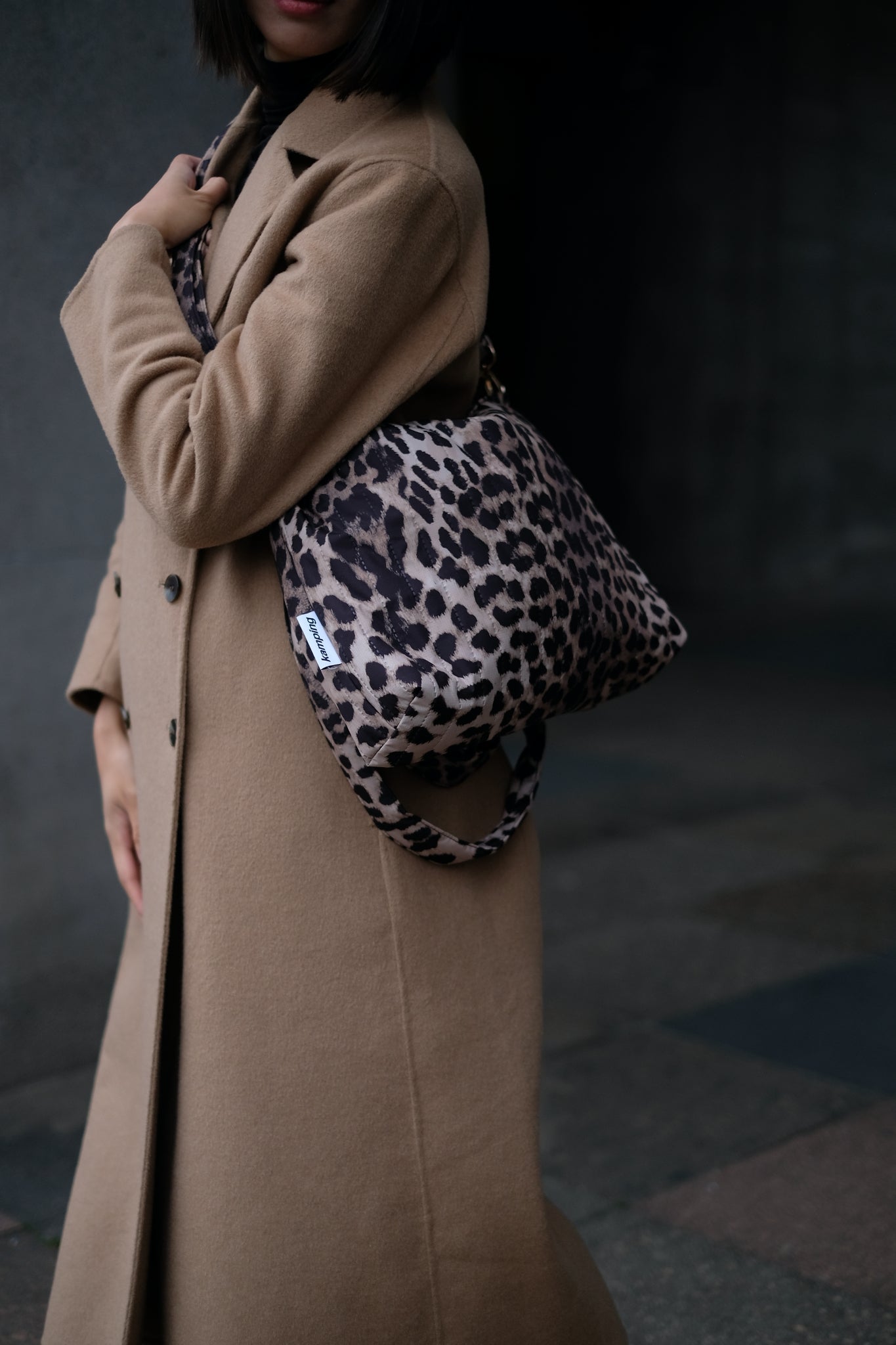 Kamping Studios Everyday-Stepptasche, Leo-Muster mit Schultergurt, am Model, Detail