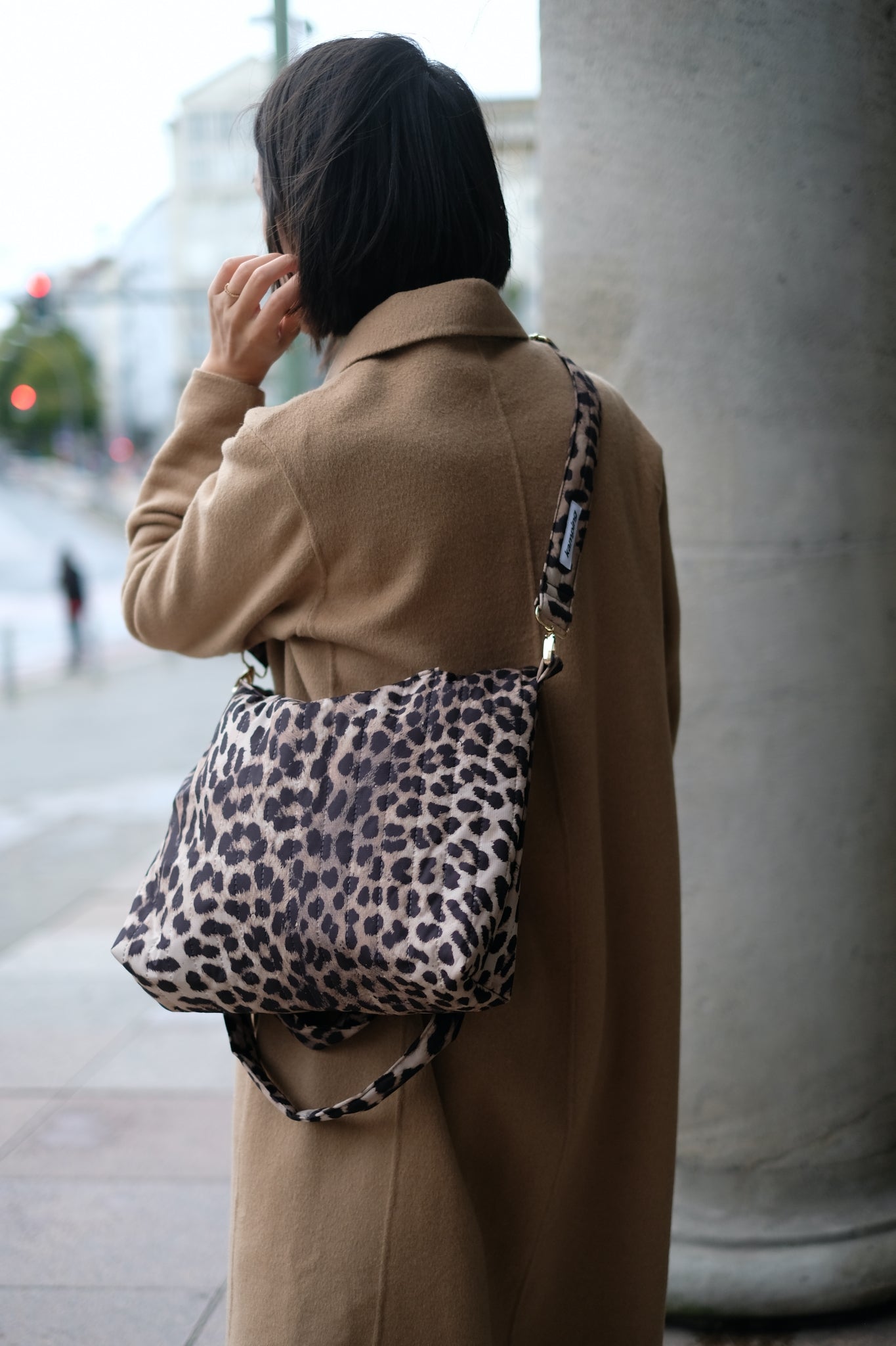 Kamping Studios Everyday-Stepptasche, Leo-Muster mit Schultergurt, am Model 4