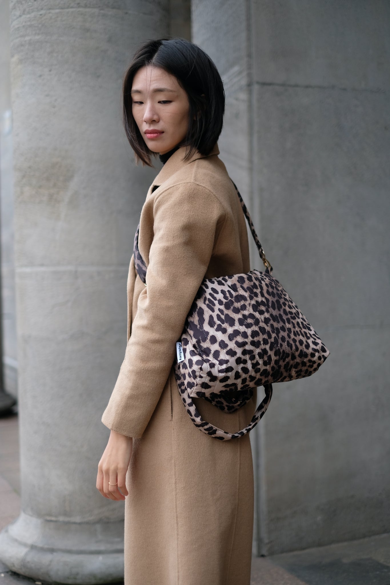 Kamping Studios Everyday-Stepptasche, Leo-Muster mit Schultergurt, am Model 5