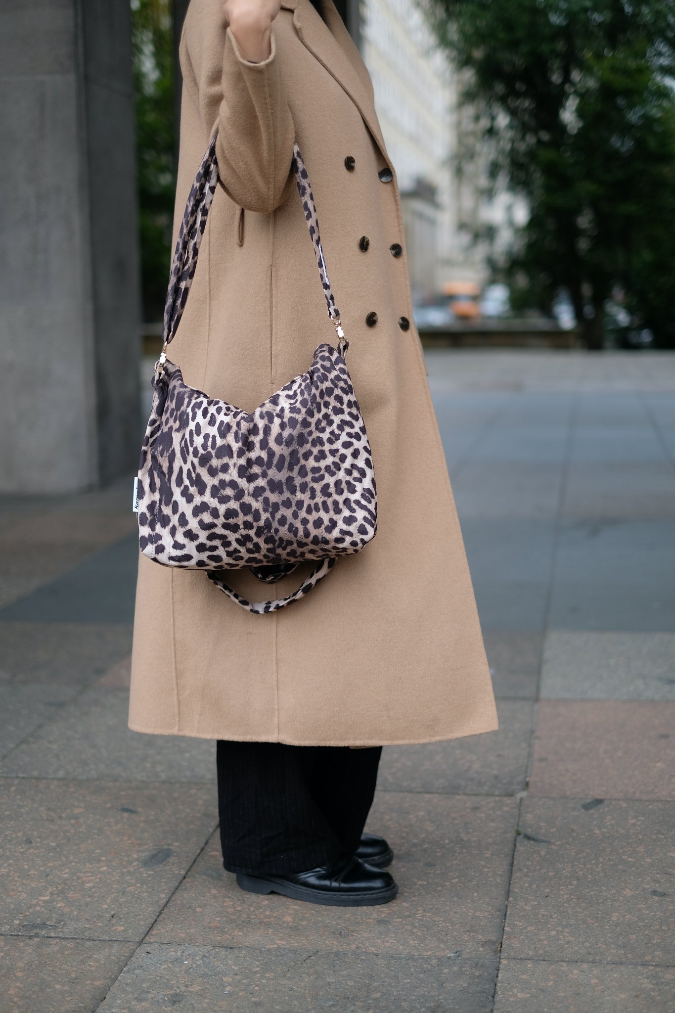 Kamping Studios Everyday-Stepptasche, Leo-Muster mit Schultergurt, am Model 6