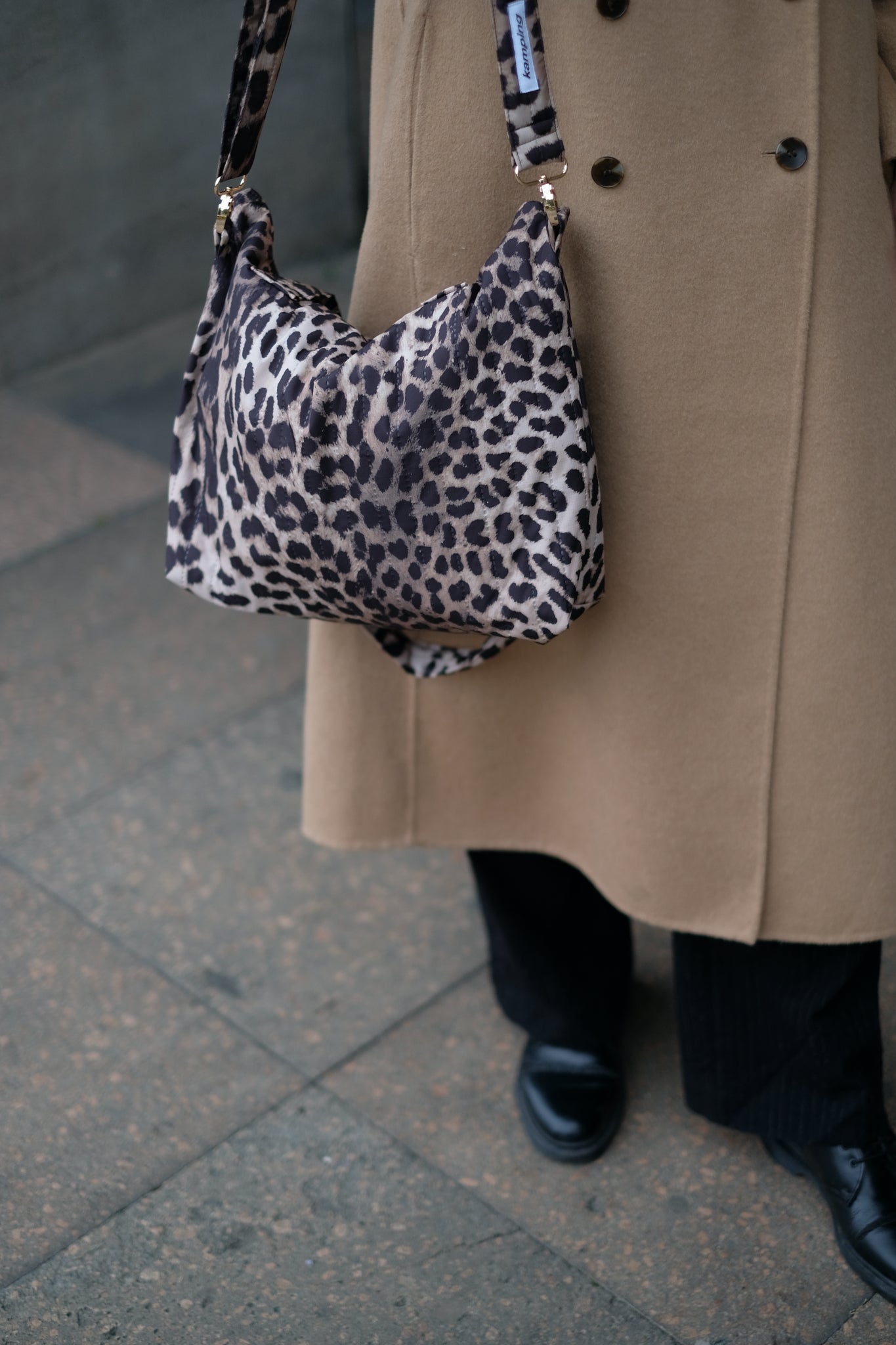 Kamping Studios Everyday-Stepptasche, Leo-Muster mit Schultergurt, am Model, Detail 2