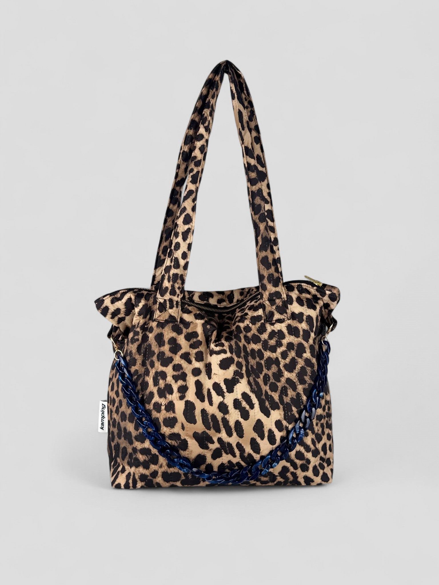 Kamping Studios Everyday-Stepptasche, Leo-Muster mit blauer Kette, Produktfoto, Vorderansicht