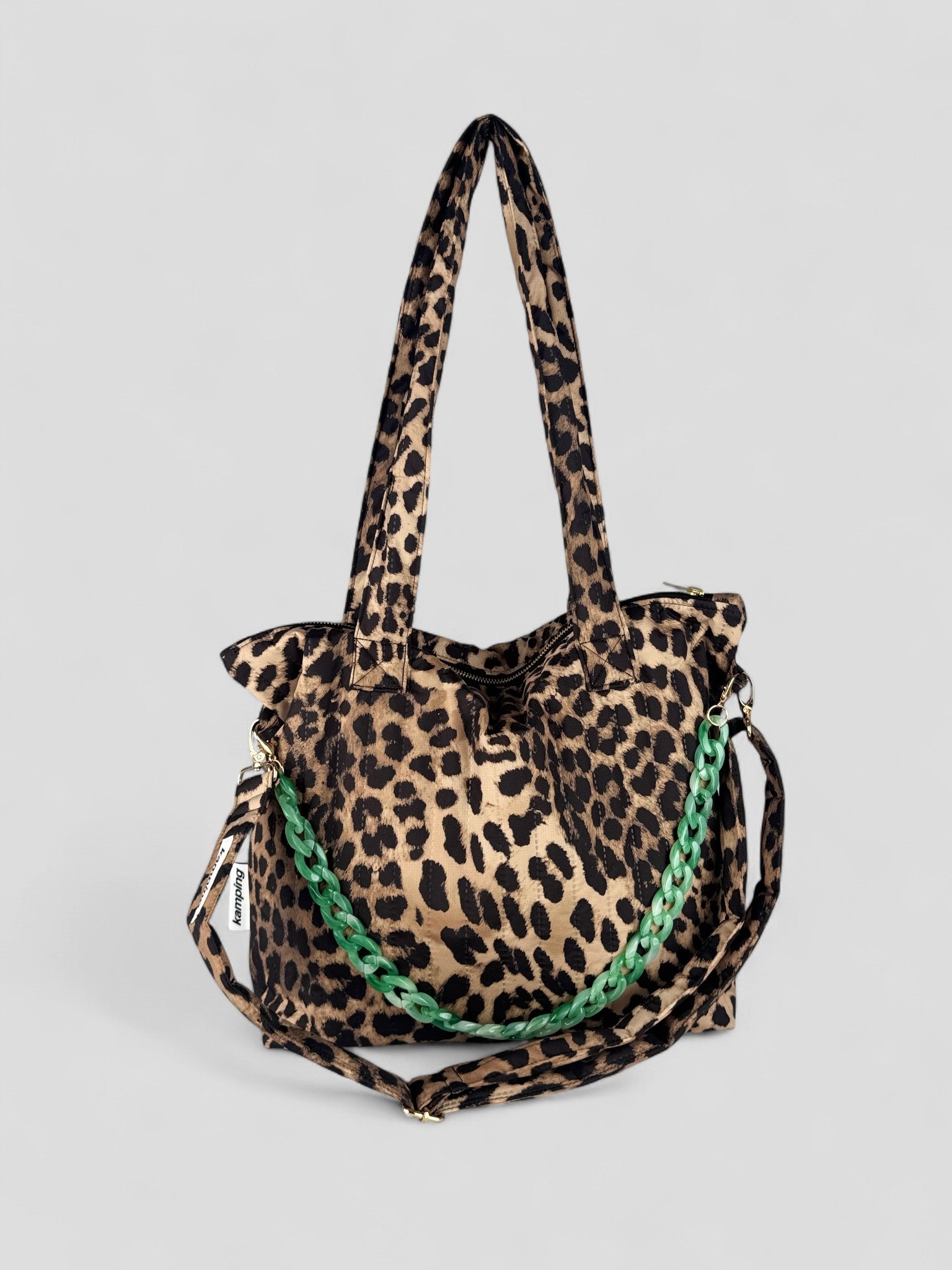 Kamping Studios Everyday-Stepptasche, Leo-Muster mit grüne Kette, Produktfoto, Vorderansicht