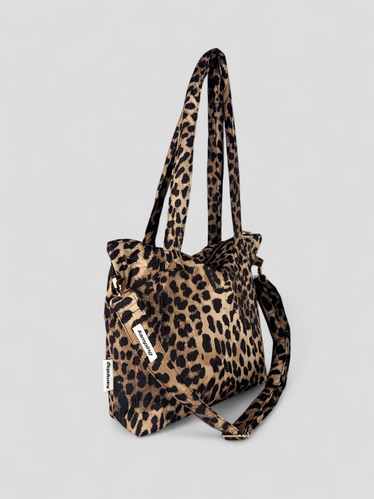 Kamping Studios Everyday-Stepptasche, Leo-Muster mit Schultergurt, Produktfoto, Seitenansicht