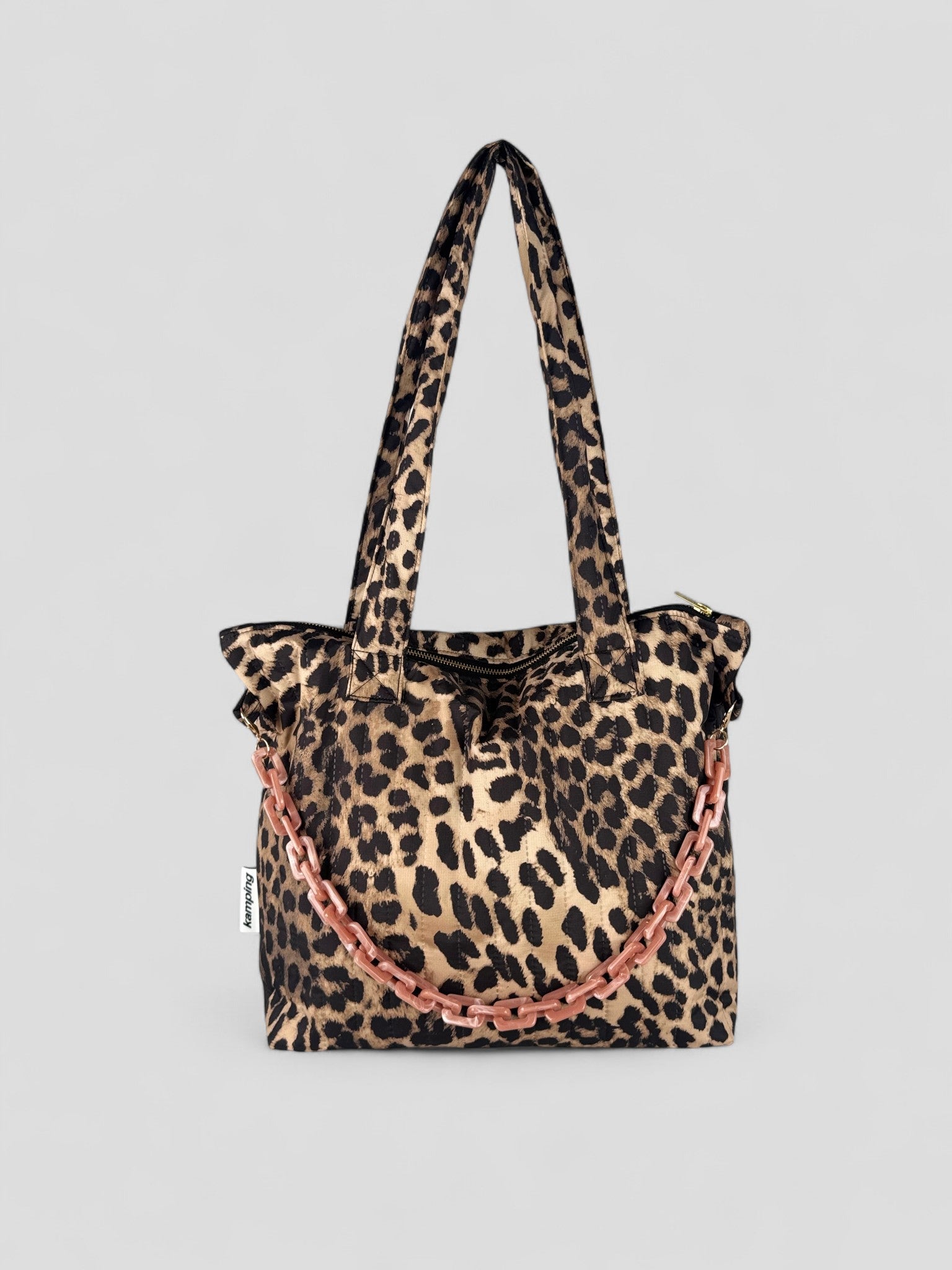 Kamping Studios Everyday-Stepptasche, Leo-Muster mit rosa Kette, Produktfoto, Vorderansicht
