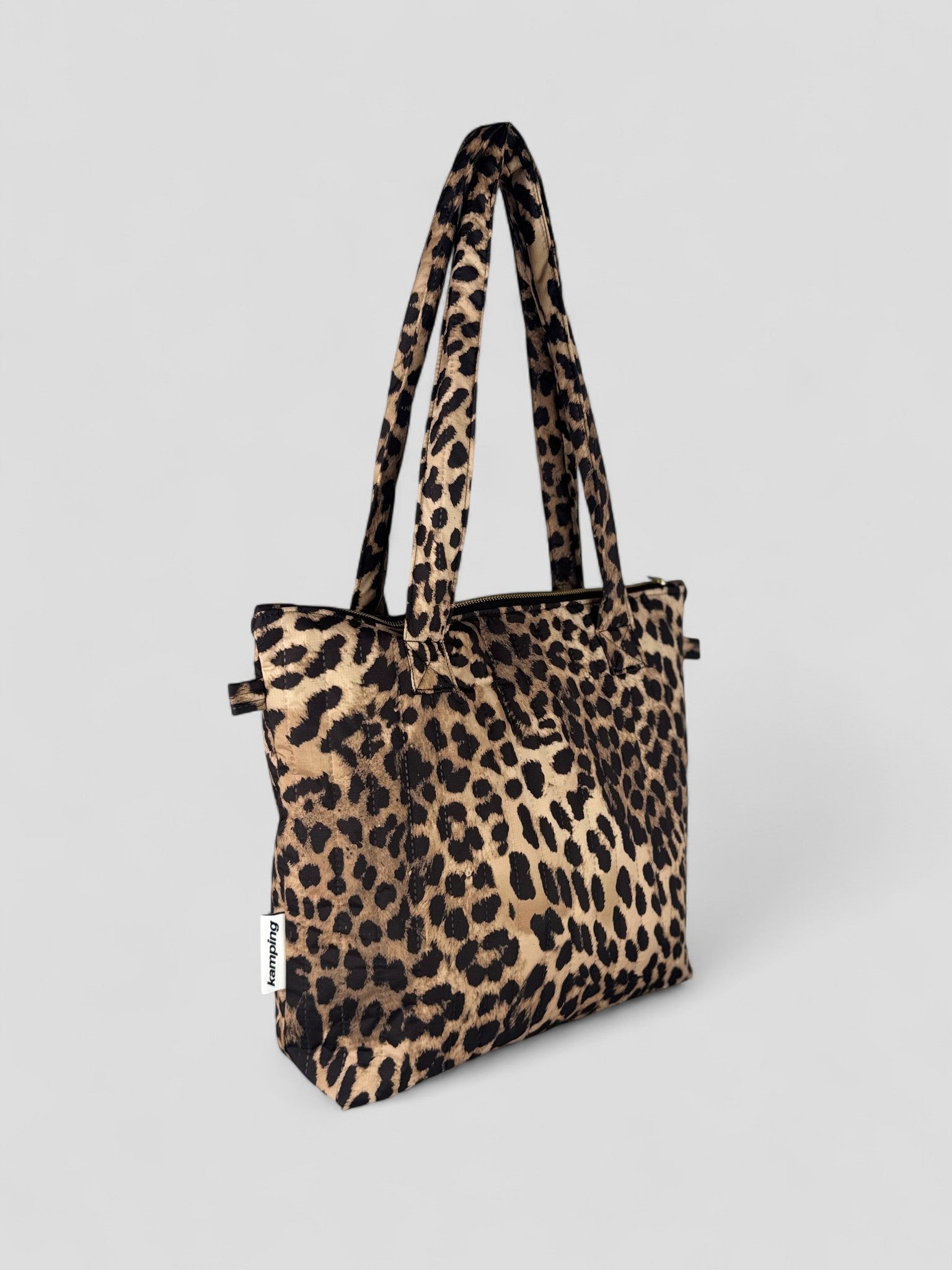 Kamping Studios Everyday-Stepptasche, Leo-Muster, Produktfoto, Seitenansicht