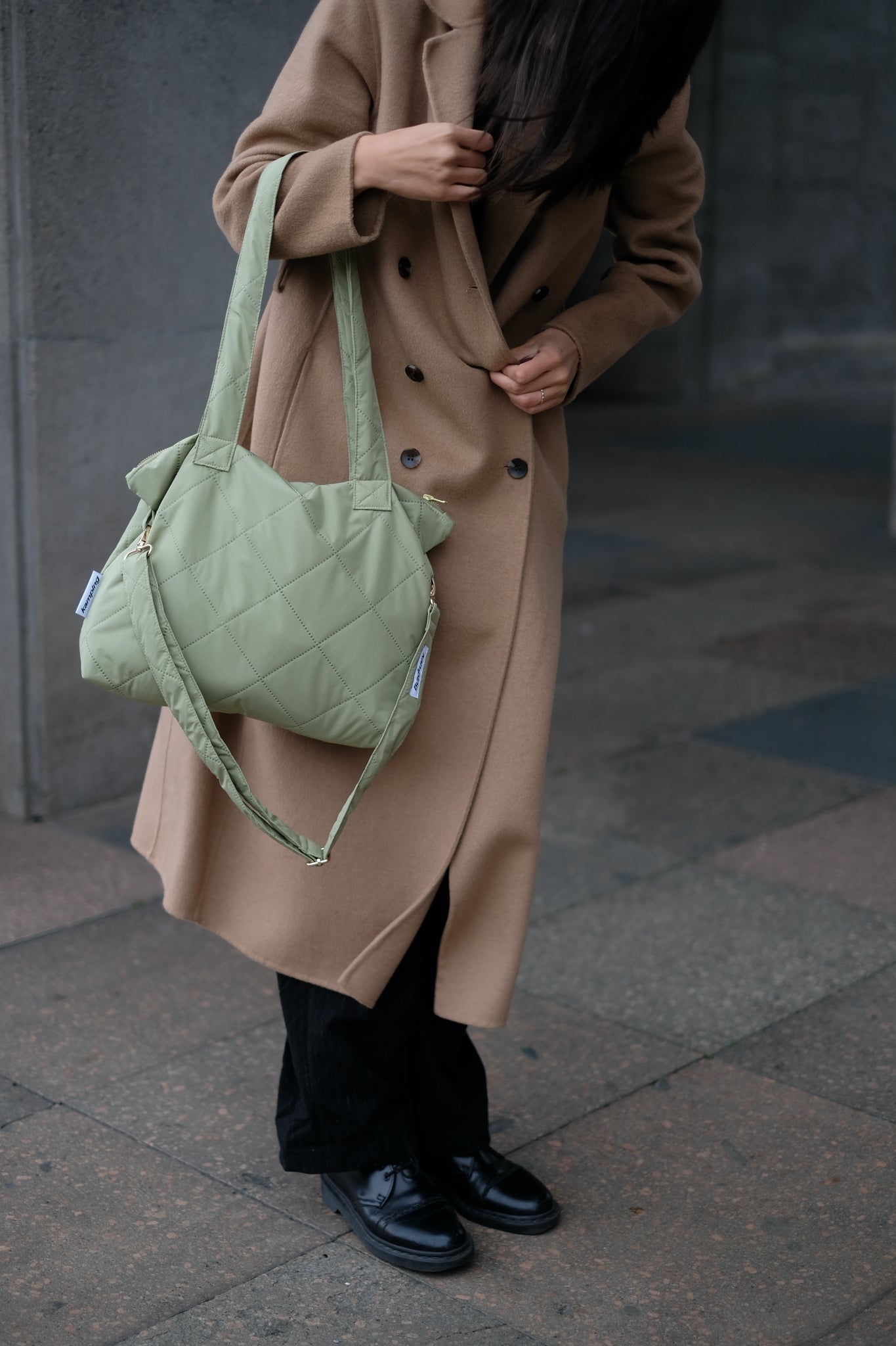 Kamping Studios Everyday-Stepptasche  in Matcha-Gruen mit Schultergurt, am Model 1