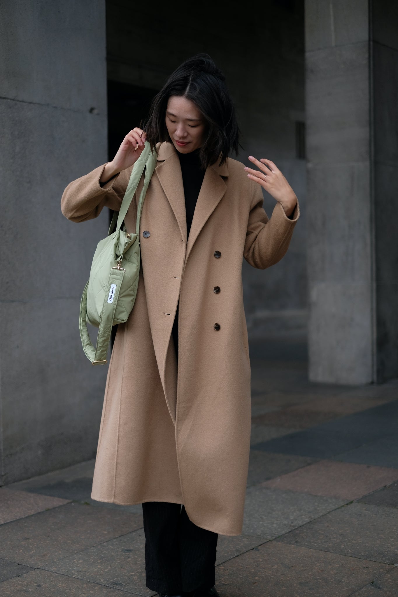 Kamping Studios Everyday-Stepptasche  in Matcha-Gruen mit Schultergurt, am Model 2