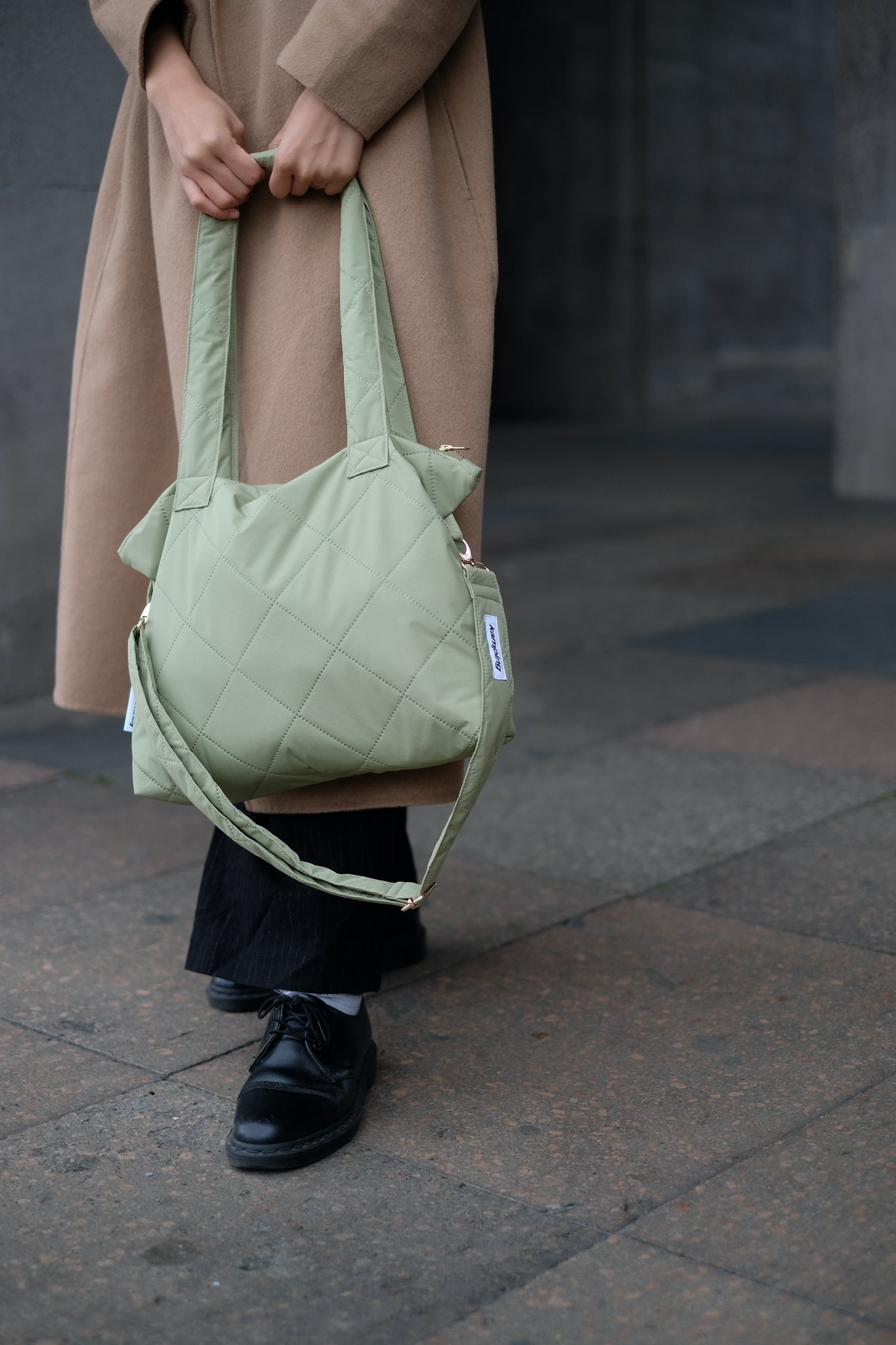 Kamping Studios Everyday-Stepptasche  in Matcha-Gruen mit Schultergurt, am Model 3