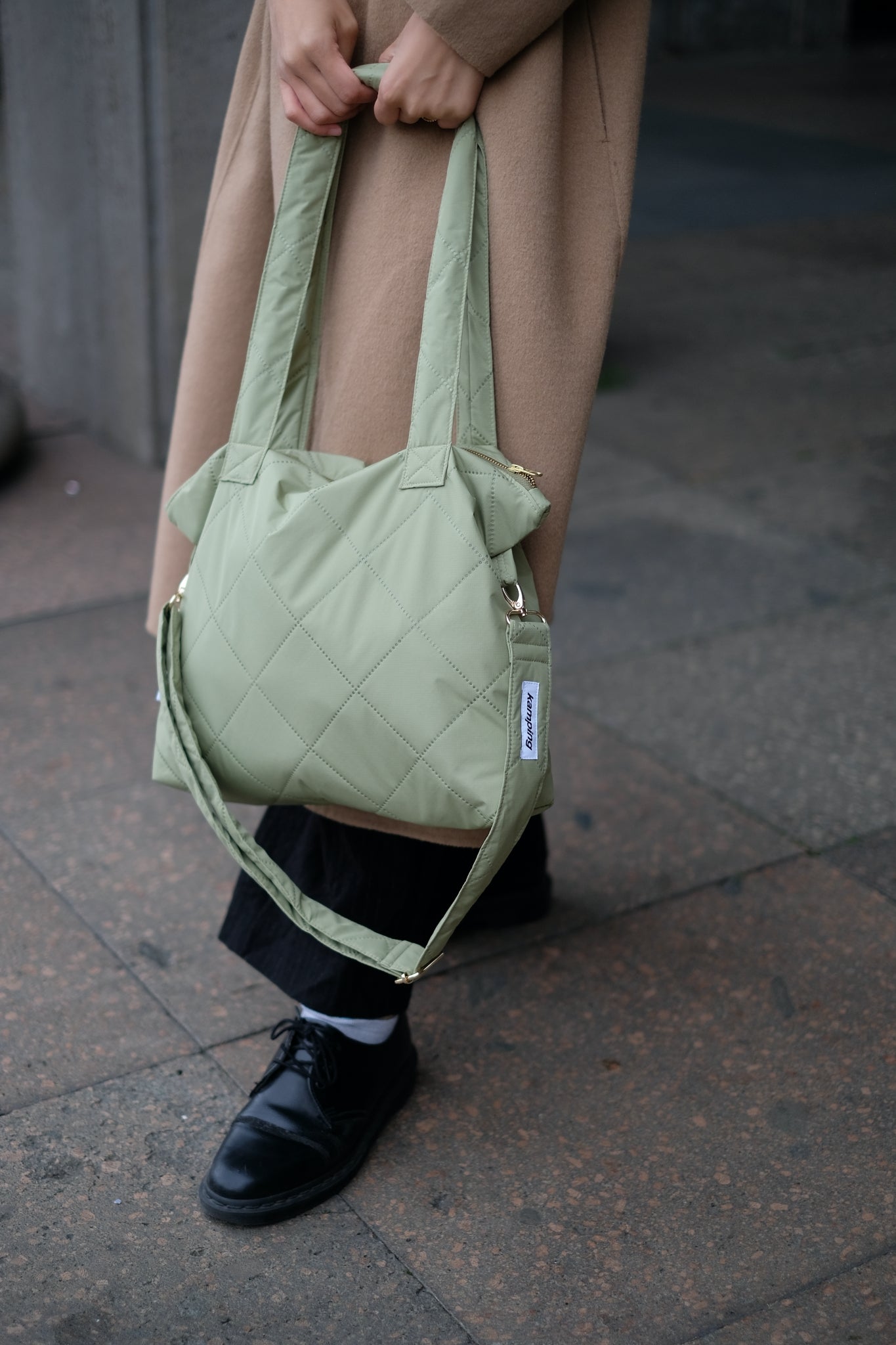 Kamping Studios Everyday-Stepptasche  in Matcha-Gruen mit Schultergurt, am Model 4