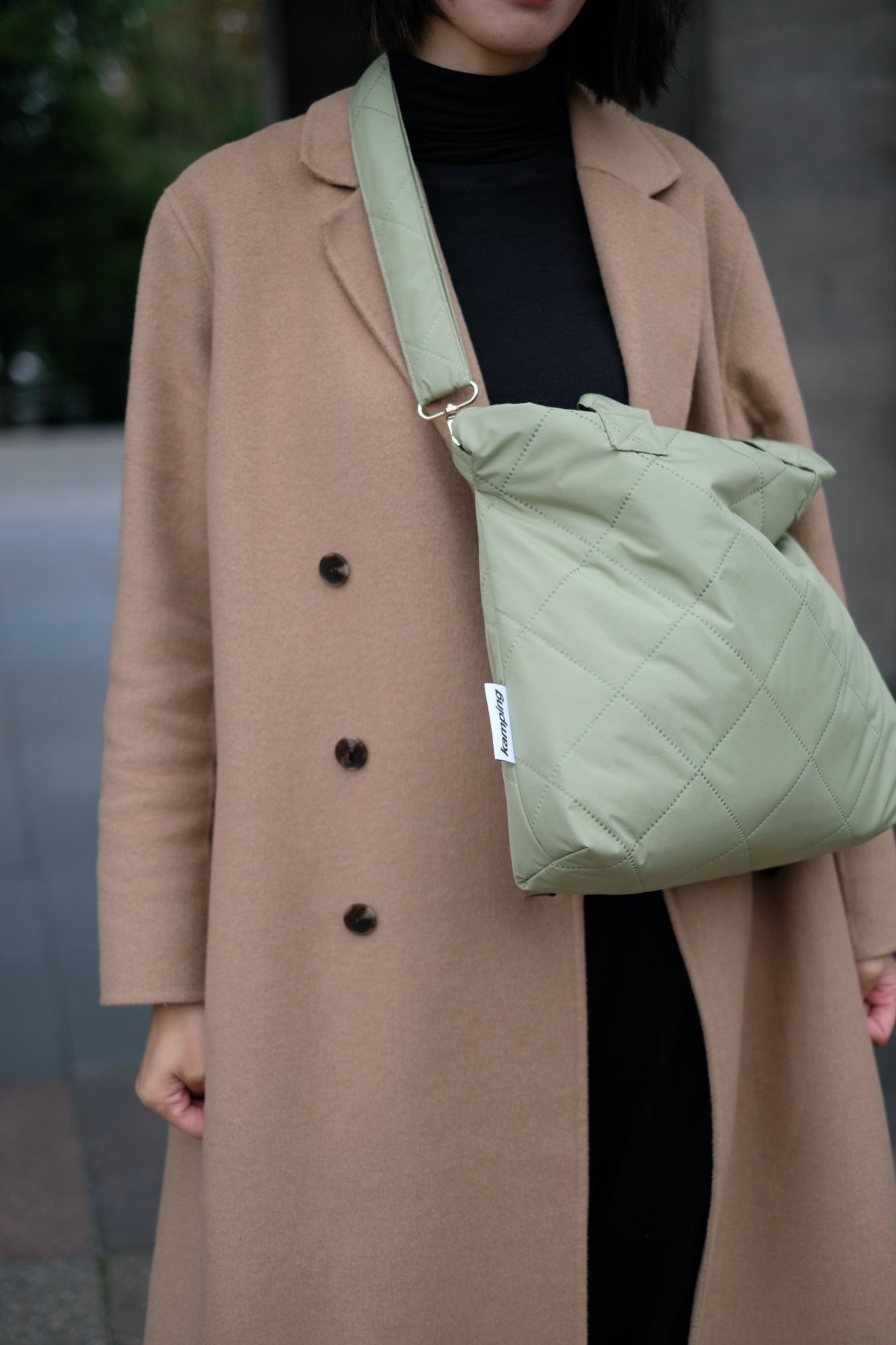 Kamping Studios Everyday-Stepptasche  in Matcha-Gruen mit Schultergurt, am Model 5