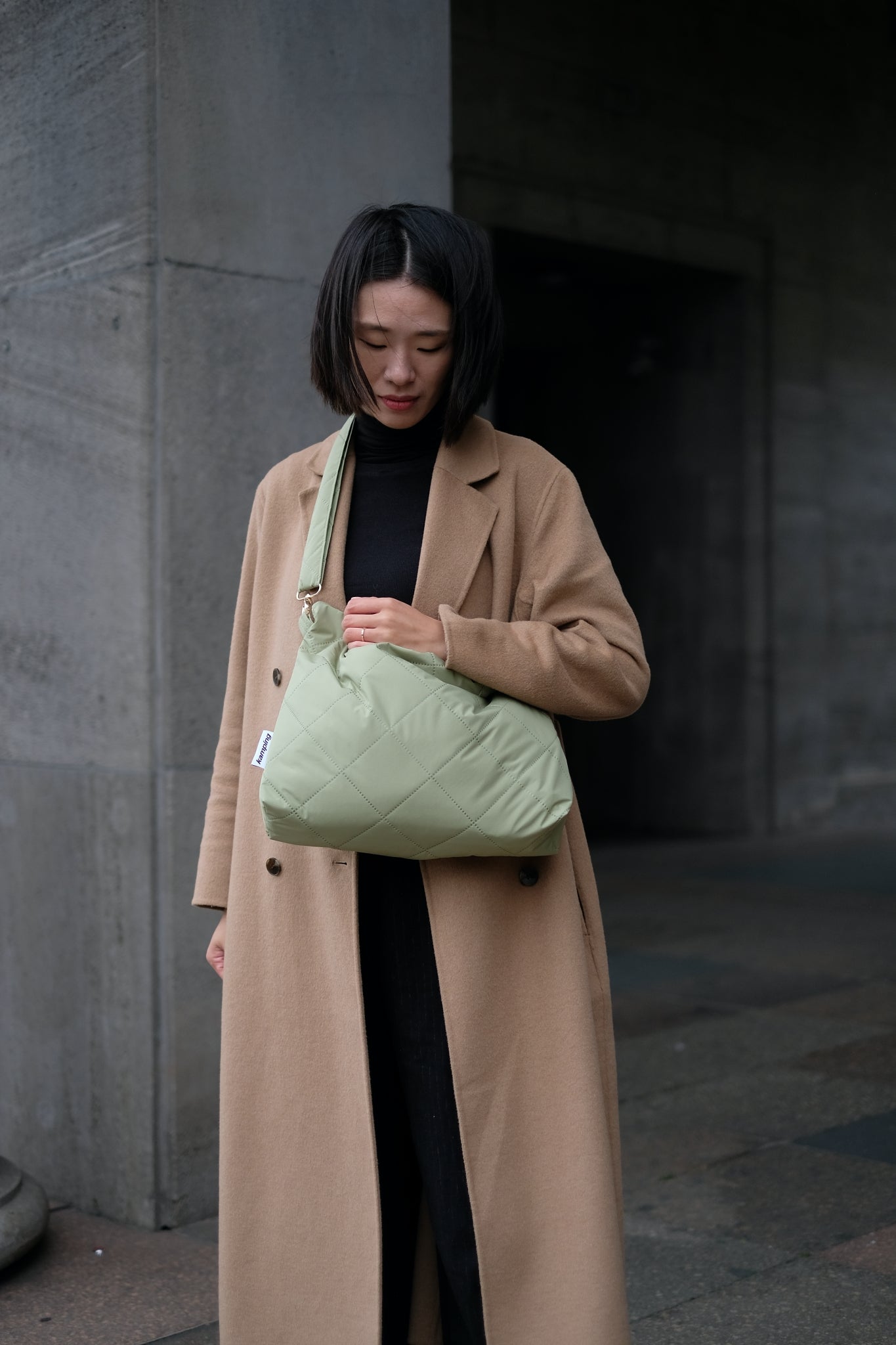 Kamping Studios Everyday-Stepptasche  in Matcha-Gruen mit Schultergurt, am Model 6